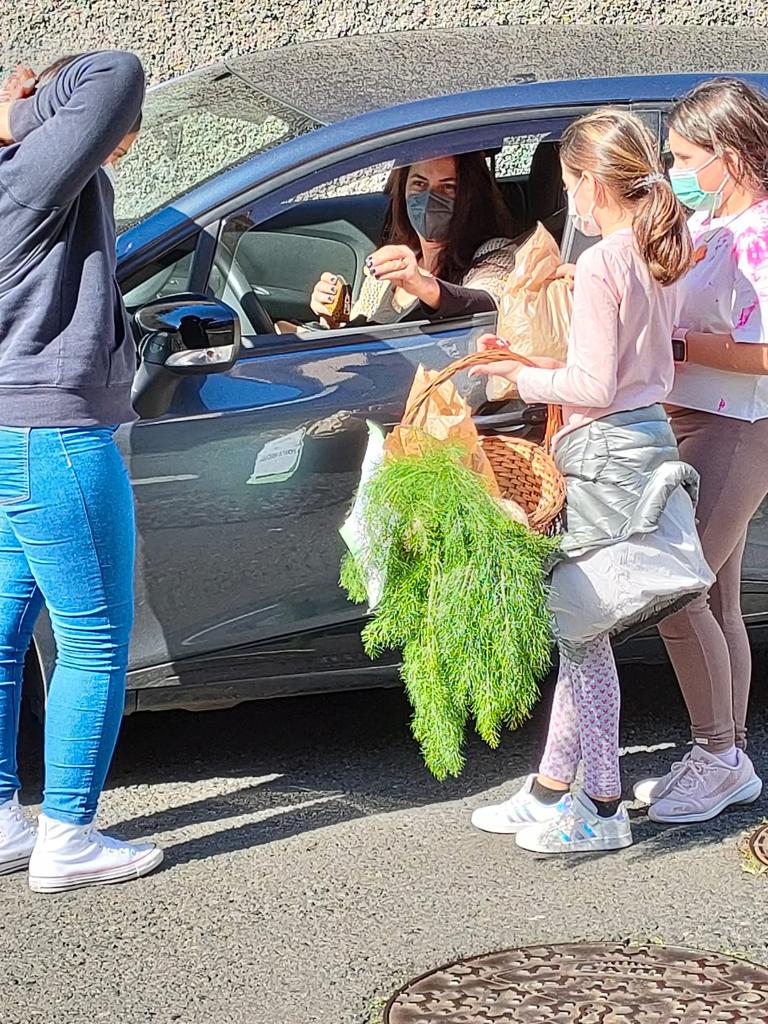 Fase final - Alunas, da Brigada-Verde do Projeto Eco-Escolas, a proceder à venda de produtos hortícolas, na porta da escola aos encarregados de educação enquanto estes esperam pelos seus educandos.