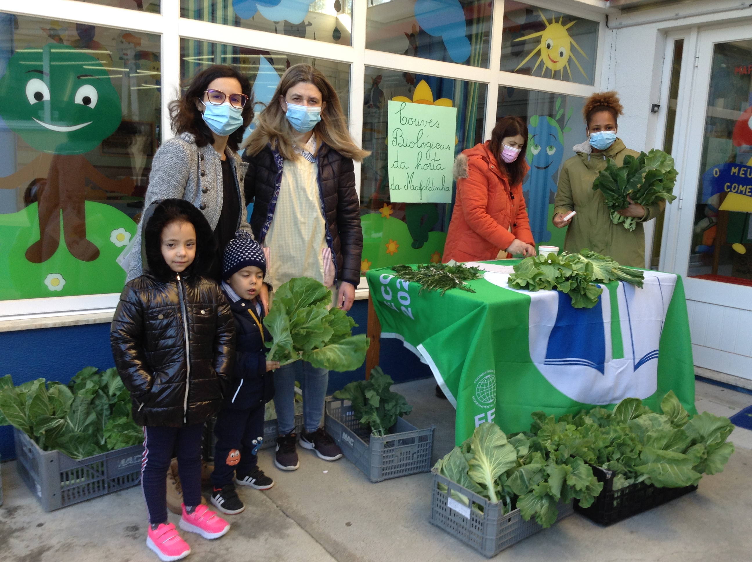 5- Venda dos produtos hortícolas no "Mercadinho de Natal" no espaço exterior do Infantário