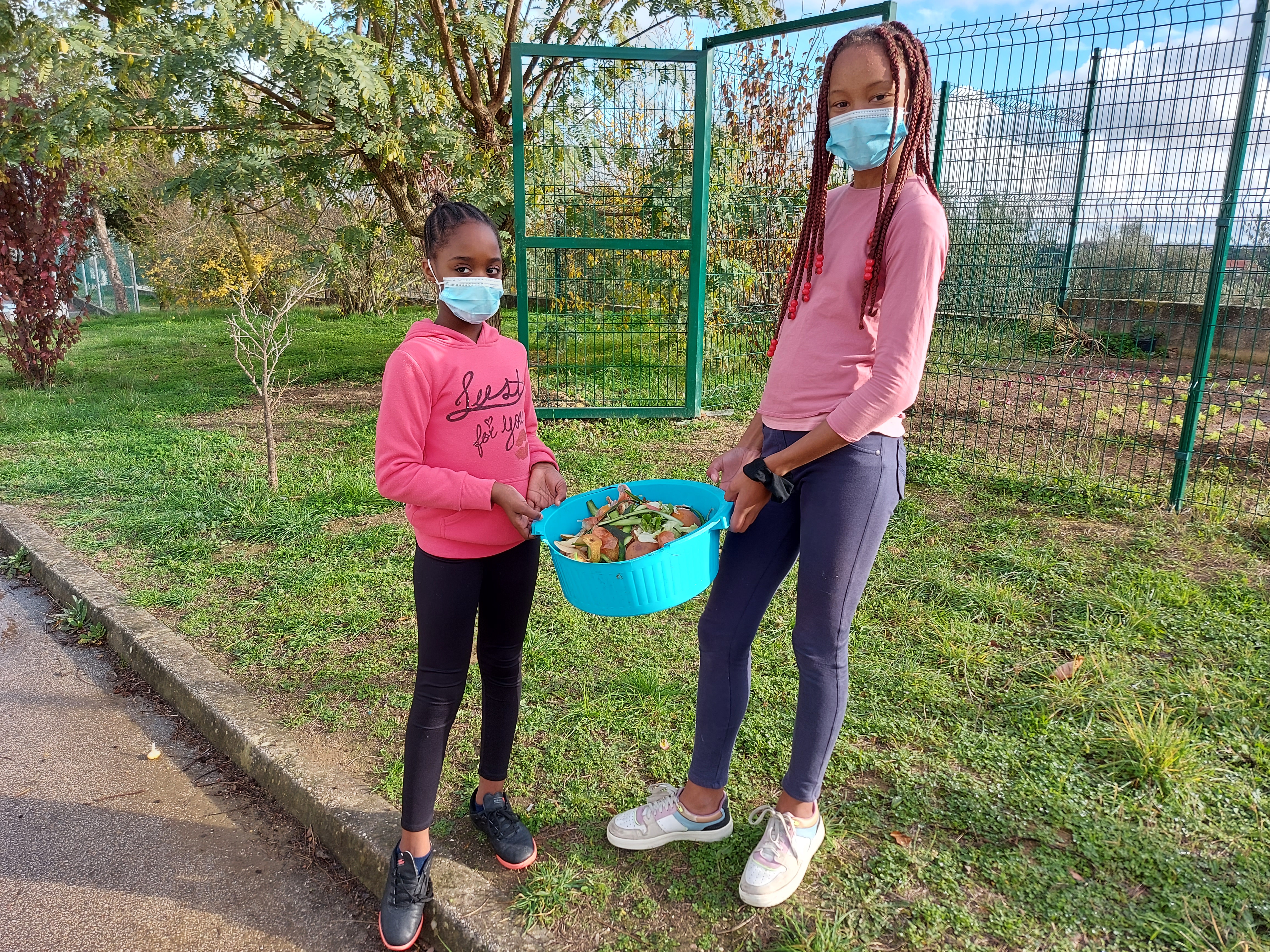 Hoje foi dia de ir à cantina e fazer compostagem.