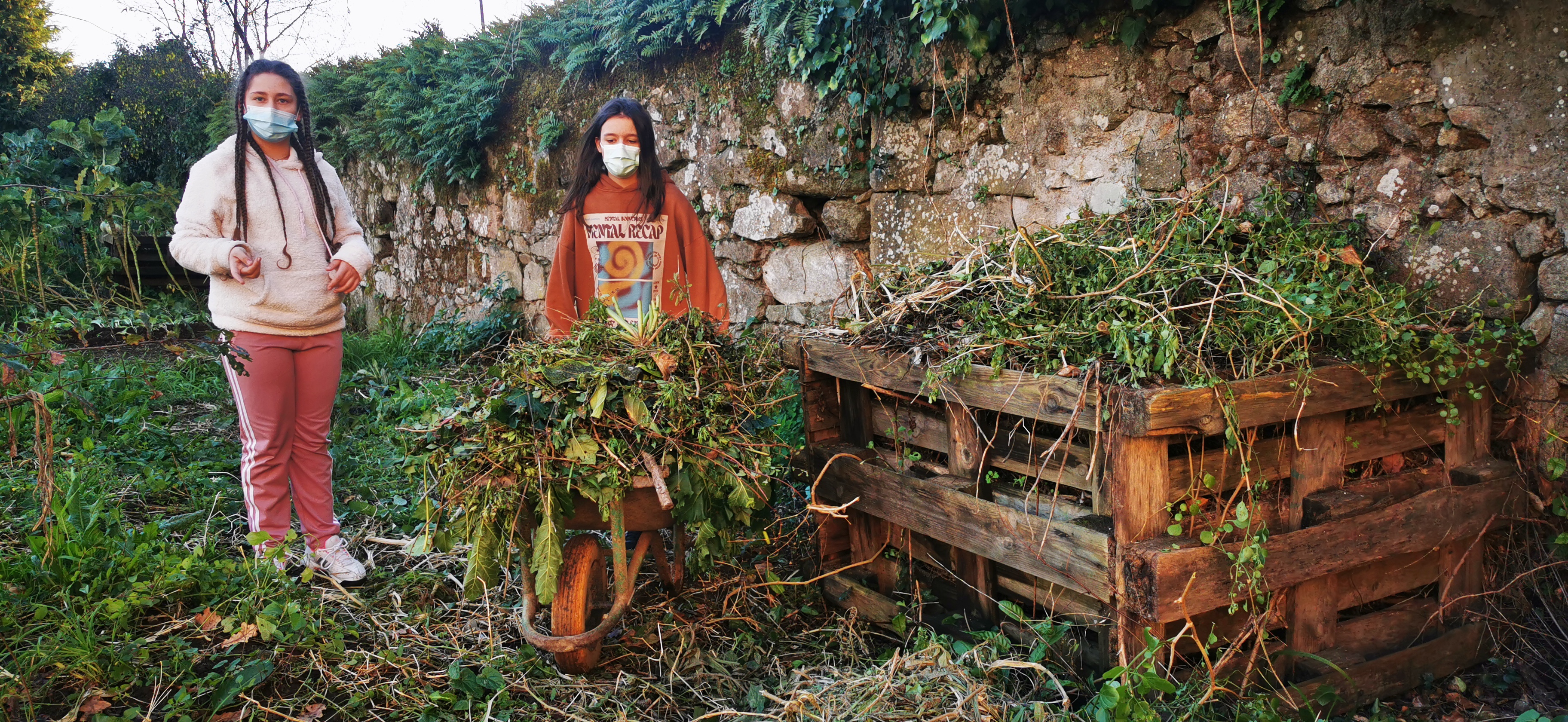 Grupo de alunas limpando parte do terreno da Horta e levando os resíduos orgânicos ao compostor
