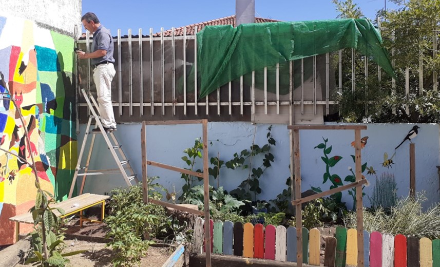 Início de junho, construção de painel junto à horta.