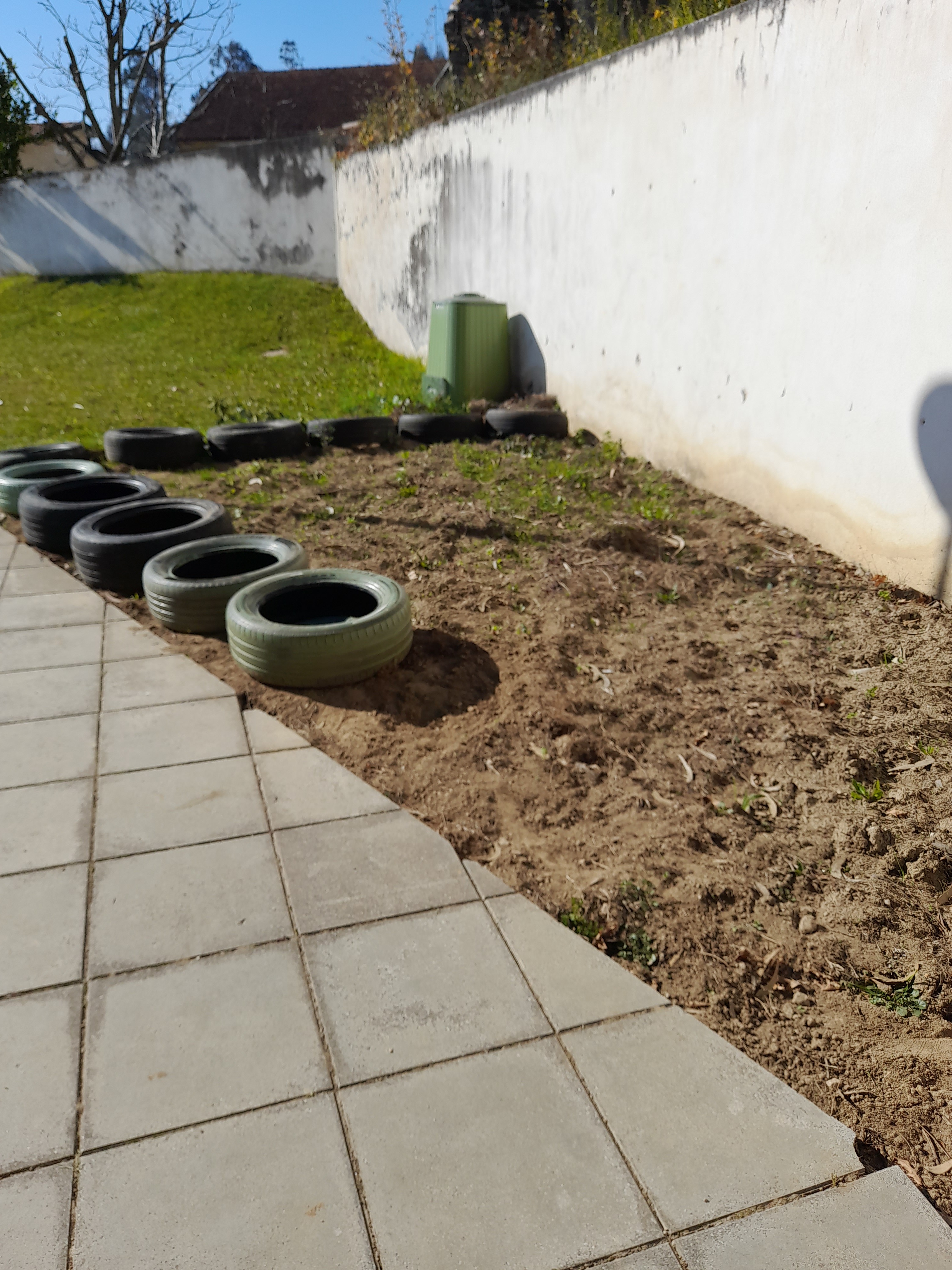 Mexer e limpar a terra.