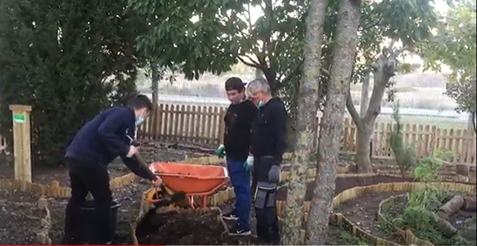 Os nossos alunos acompanhados pelo coordenador da horta a adubarem a Horta  para o plantio.