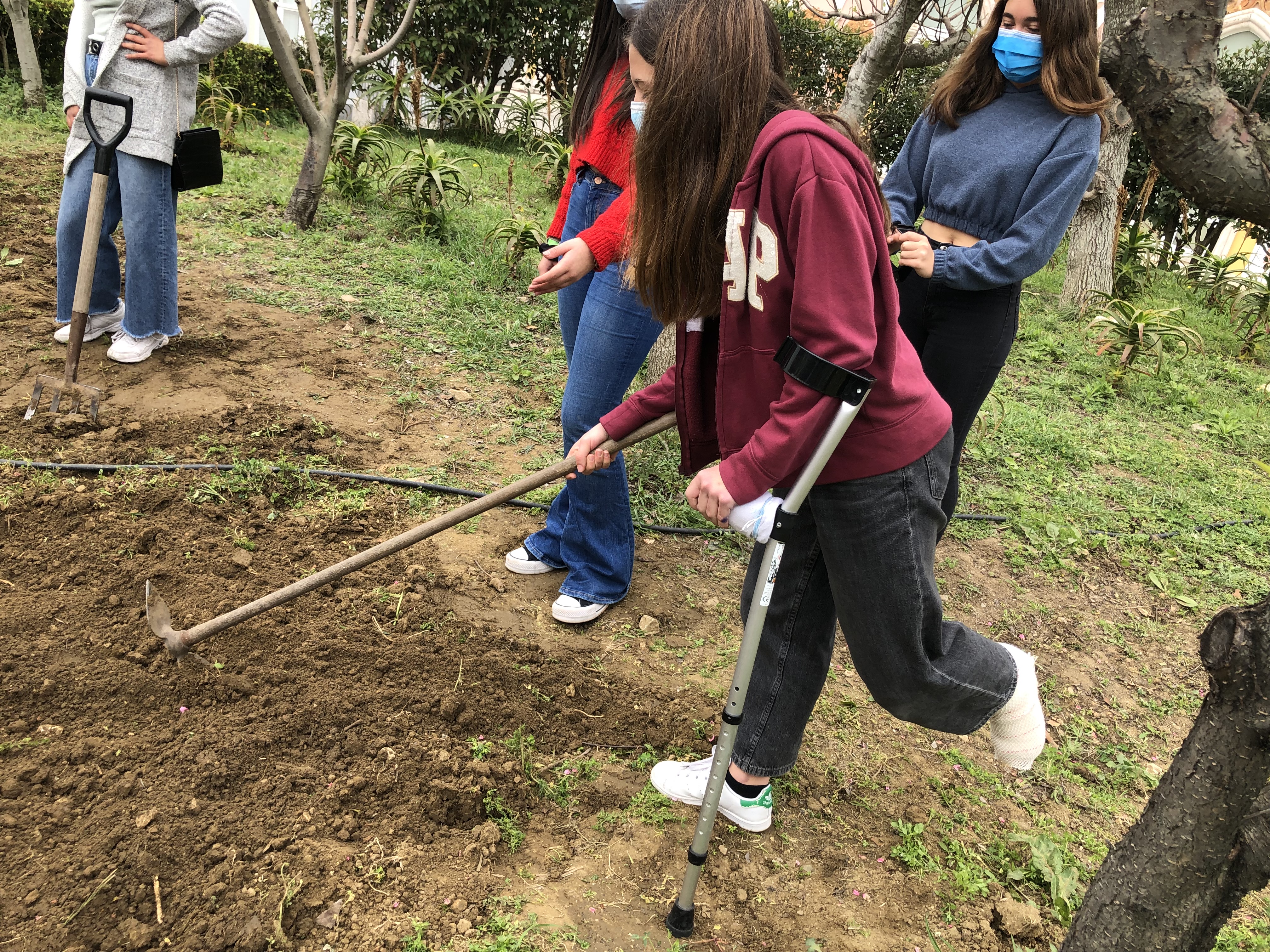 Preparação do solo, 8ºC 17 de março - Aluna lesionada mas com vontade em participar.
