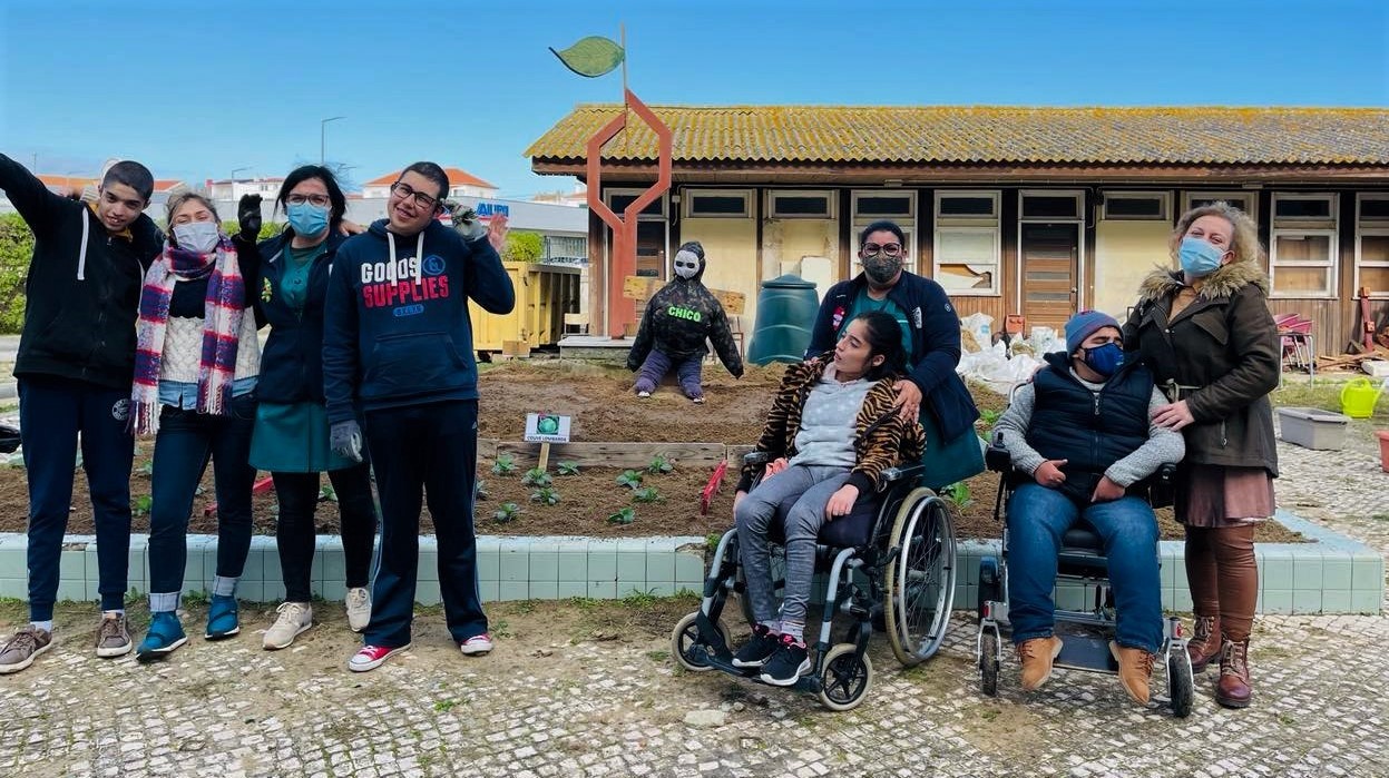 Uma horta bio Muito Especial - Foto da equipa de trabalho. Saliente-se que a associação de estudantes e Câmara Municipal de Peniche também deram uma ajuda com utensílios de trabalho e outros equipamentos de apoio.