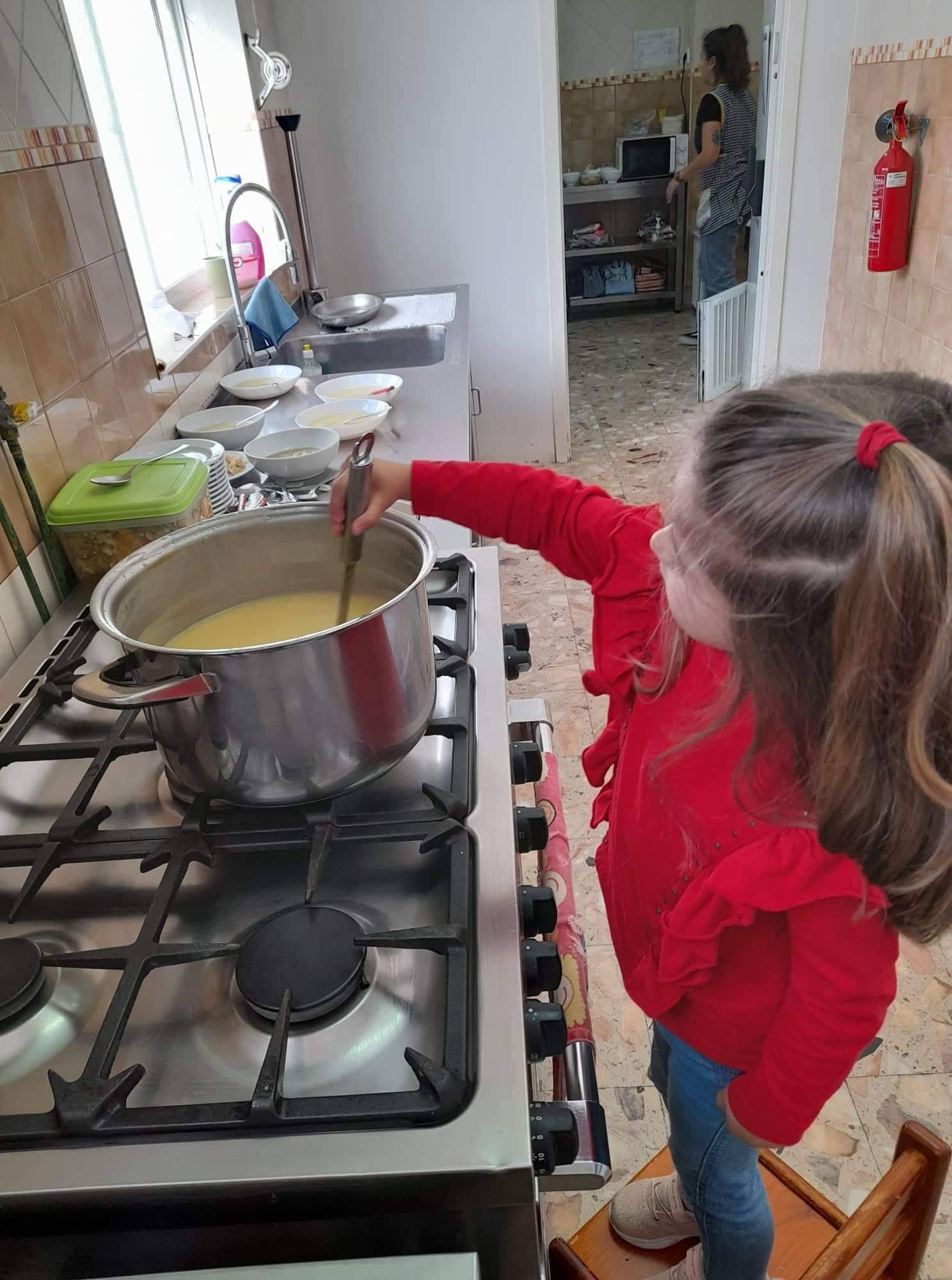 Confeção de sopa na escola com os repolhos da horta