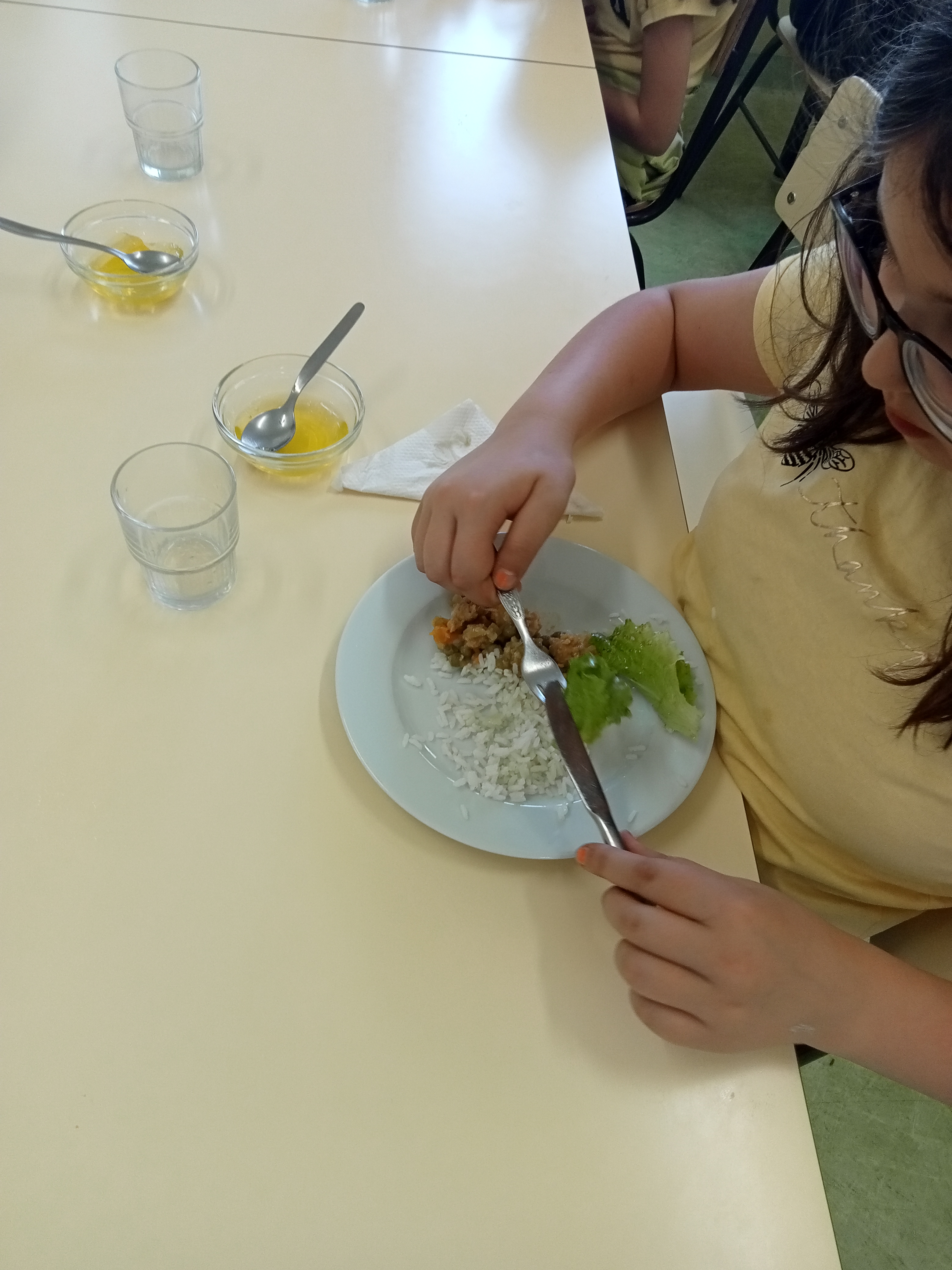 Alface da horta na hora do almoço da nossa escola.
