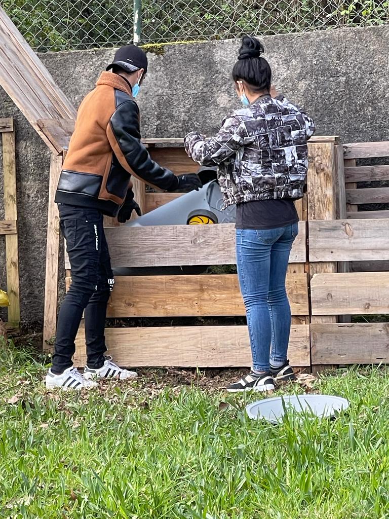 Colocação no compostor dos resíduos  resultantes da confeção das refeições da escola.