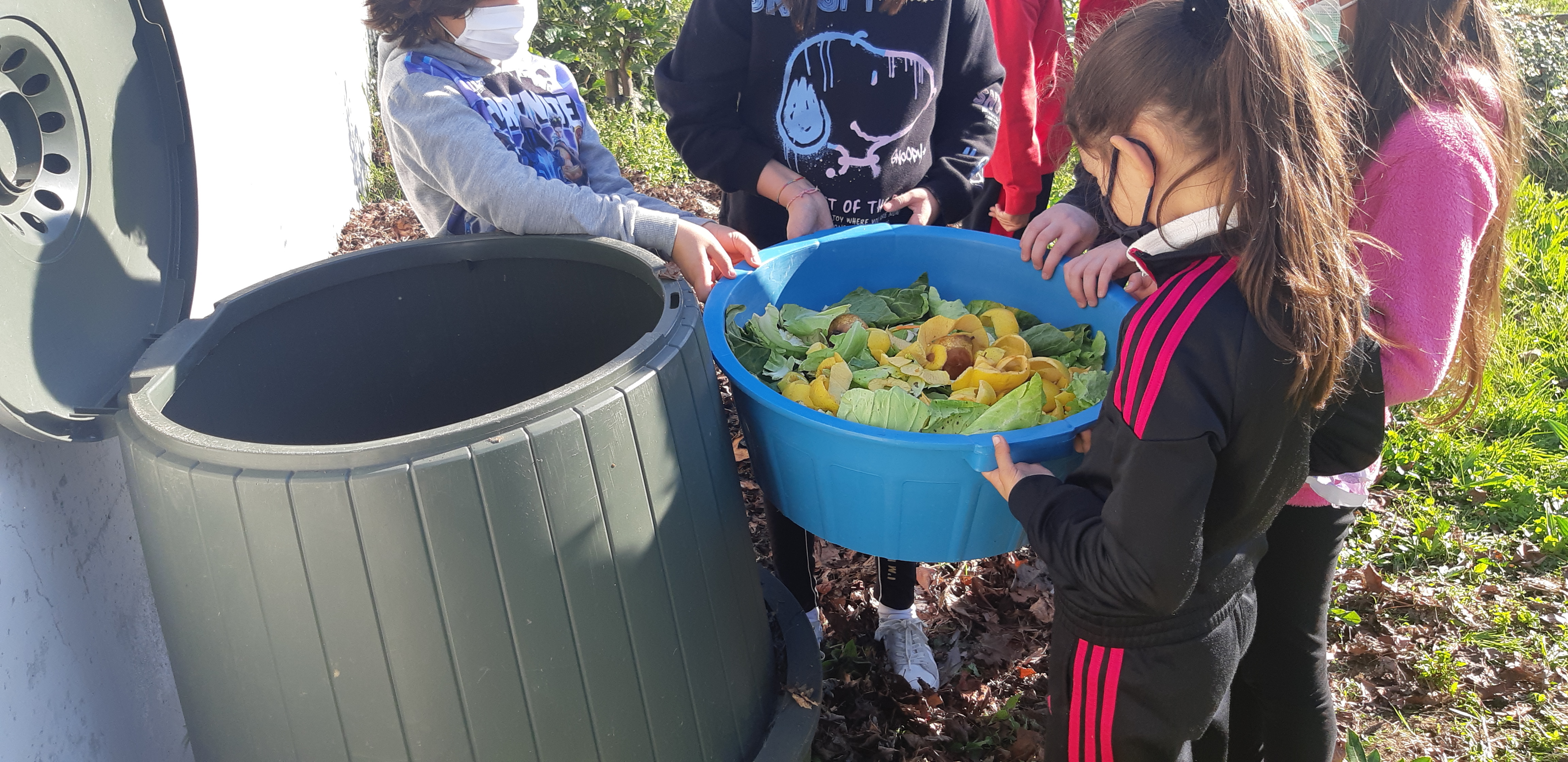 A turma do 3ºA  leva os resíduos orgânicos da nossa cozinha da cantina para o compostor e  inicia a compostagem deste ano letivo.