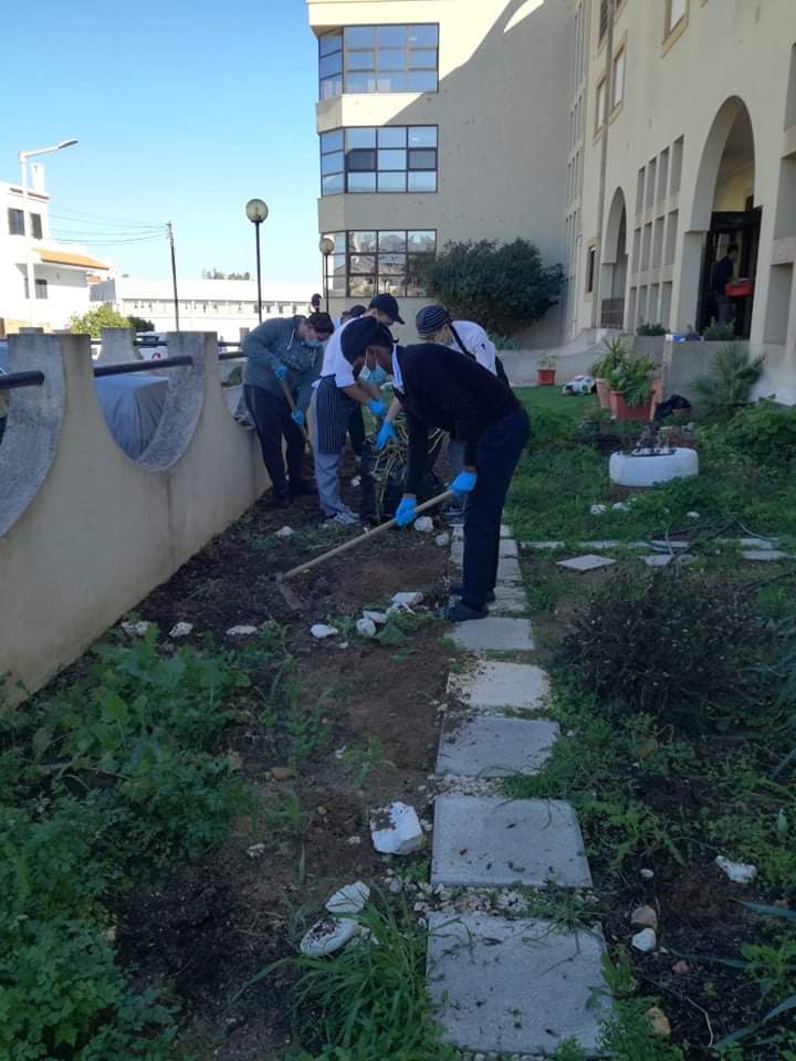 Os alunos preparam a horta (retirar ervas daninhas), para a sementeira.