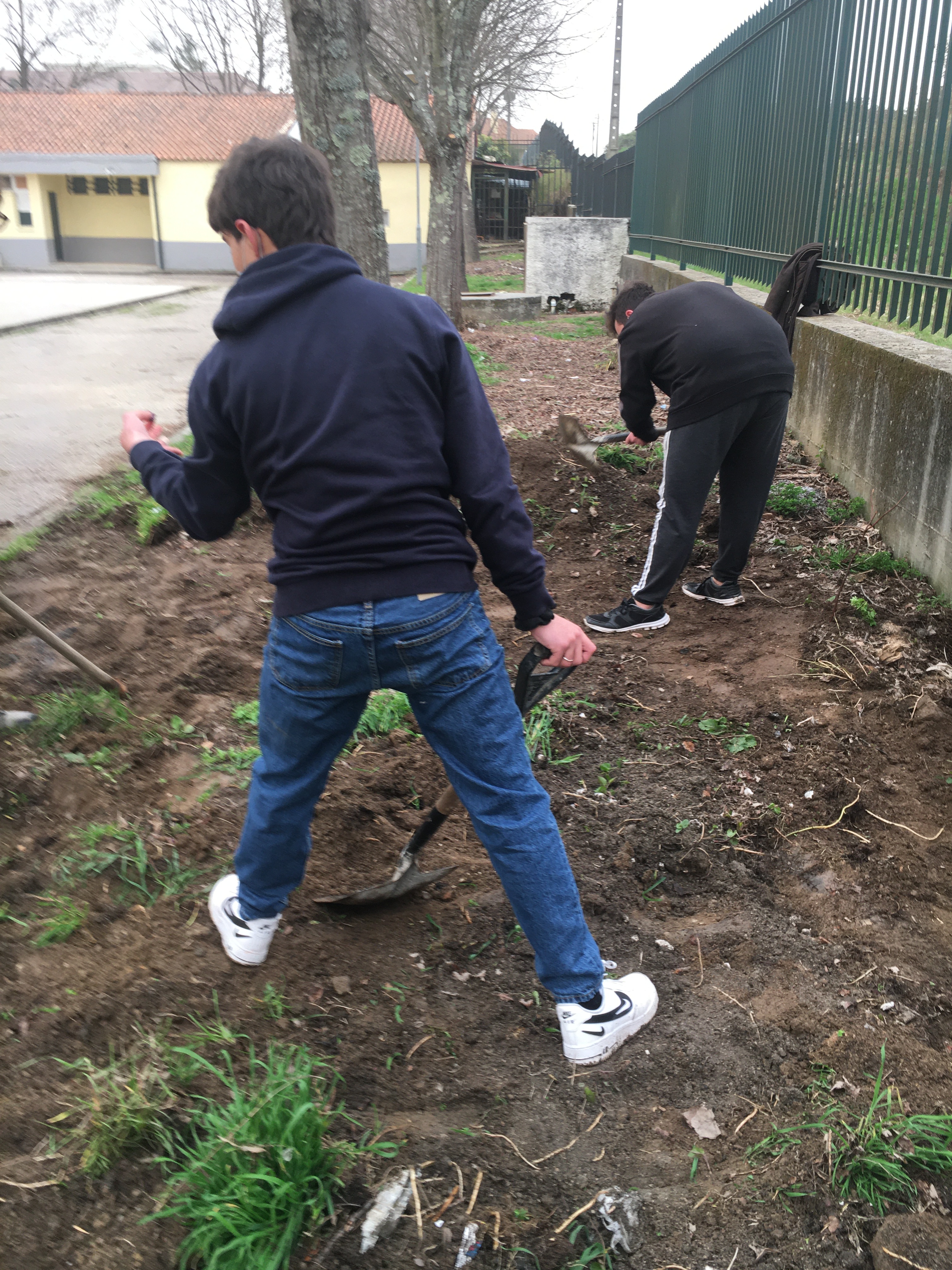 Preparação do terreno para a espiral de aromáticas.2