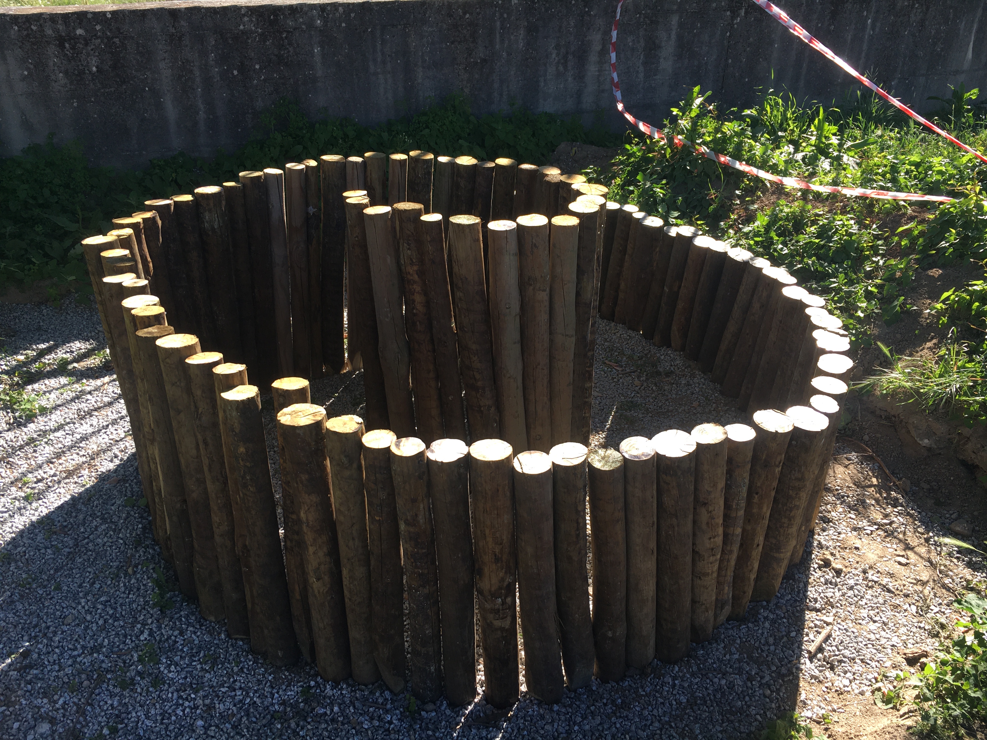 Estacas de contorno da espiral de aromáticas.