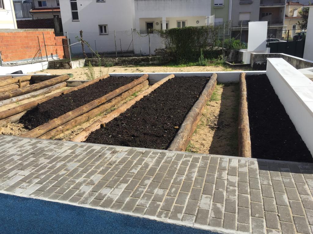 Enchimento dos canteiros com terra.