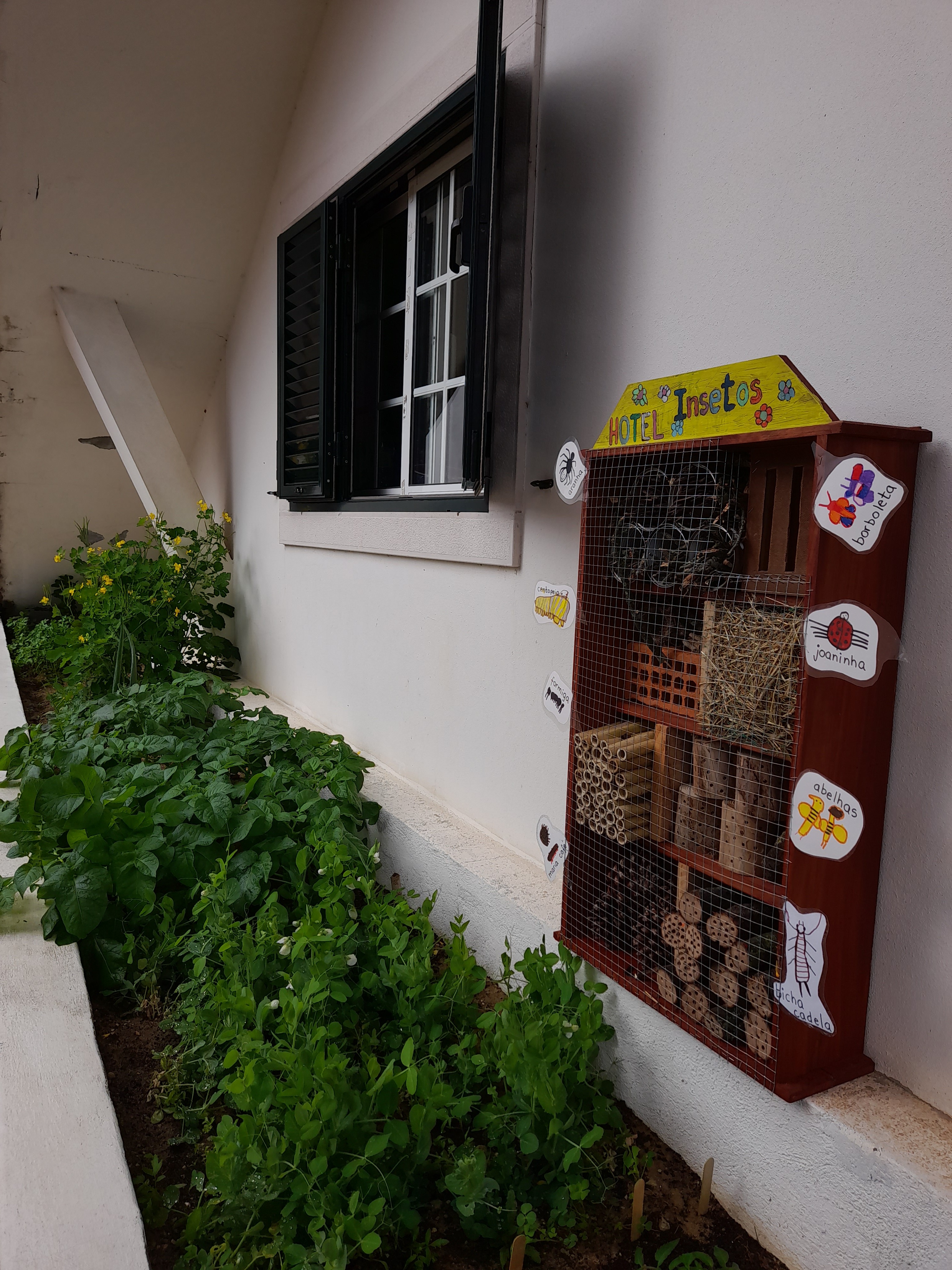 Construímos um hotel de insetos para colocar junto à horta do JI