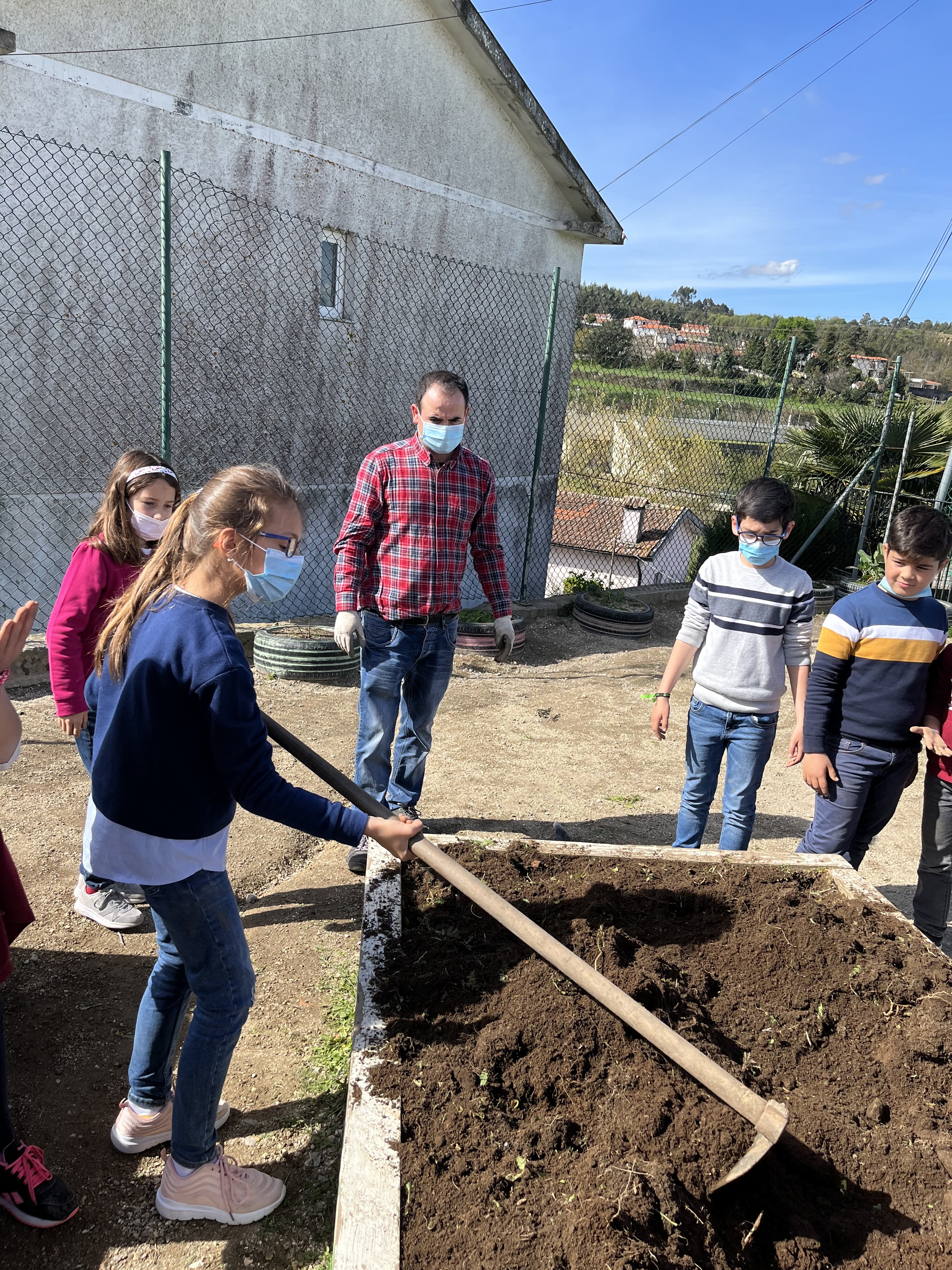 Com a auxilio da sachola, oferecida pela associação de pais ,os alunos e alguns pais ajudaram a preparar a terra.