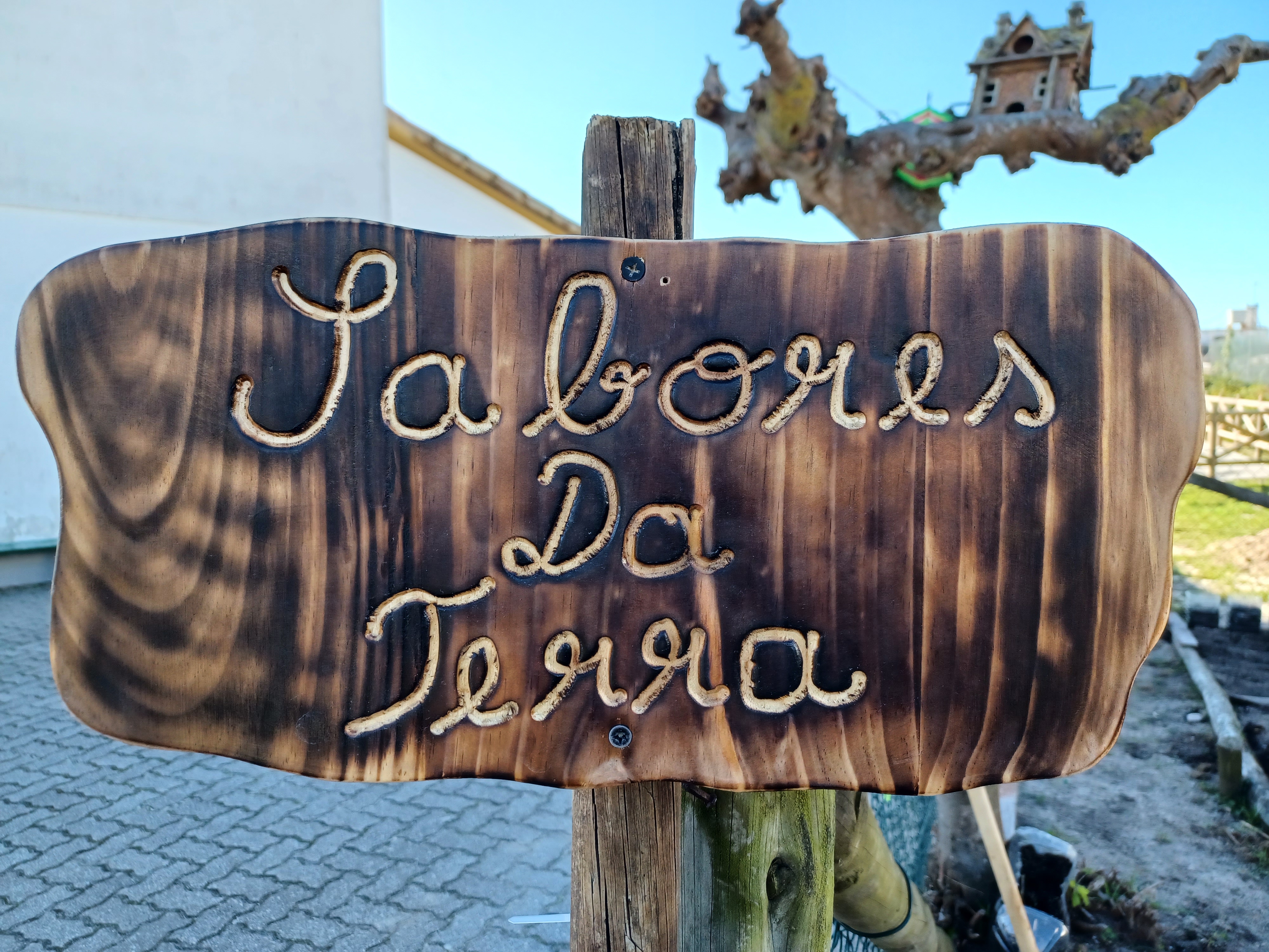Placa de madeira com o nome da horta