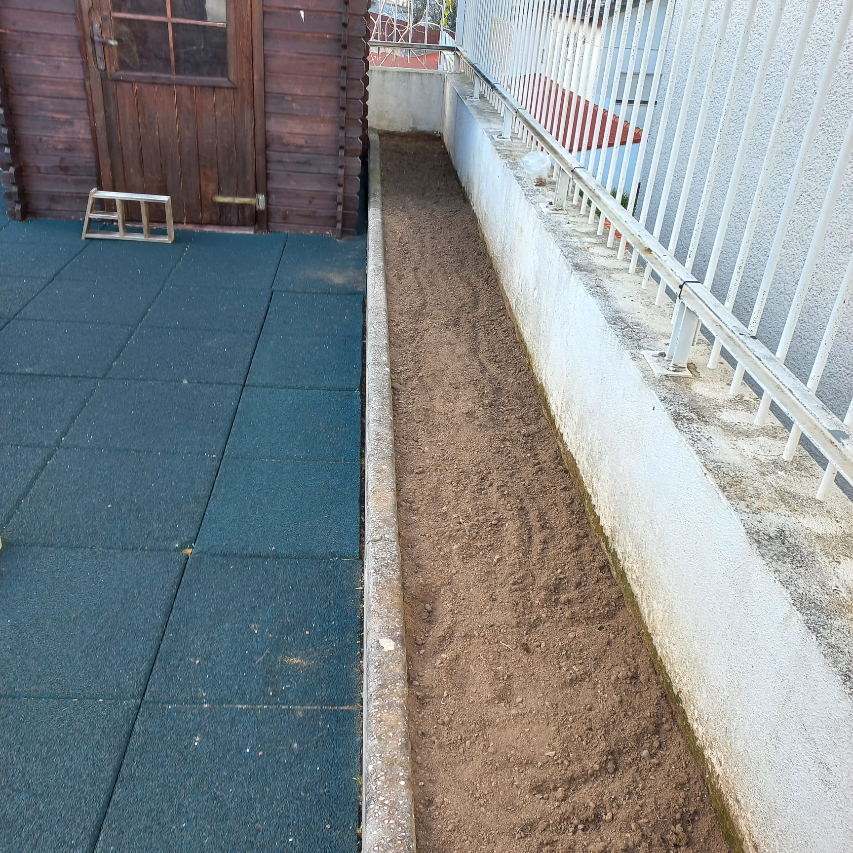 Cavar e preparar o terreno para ser cultivado.