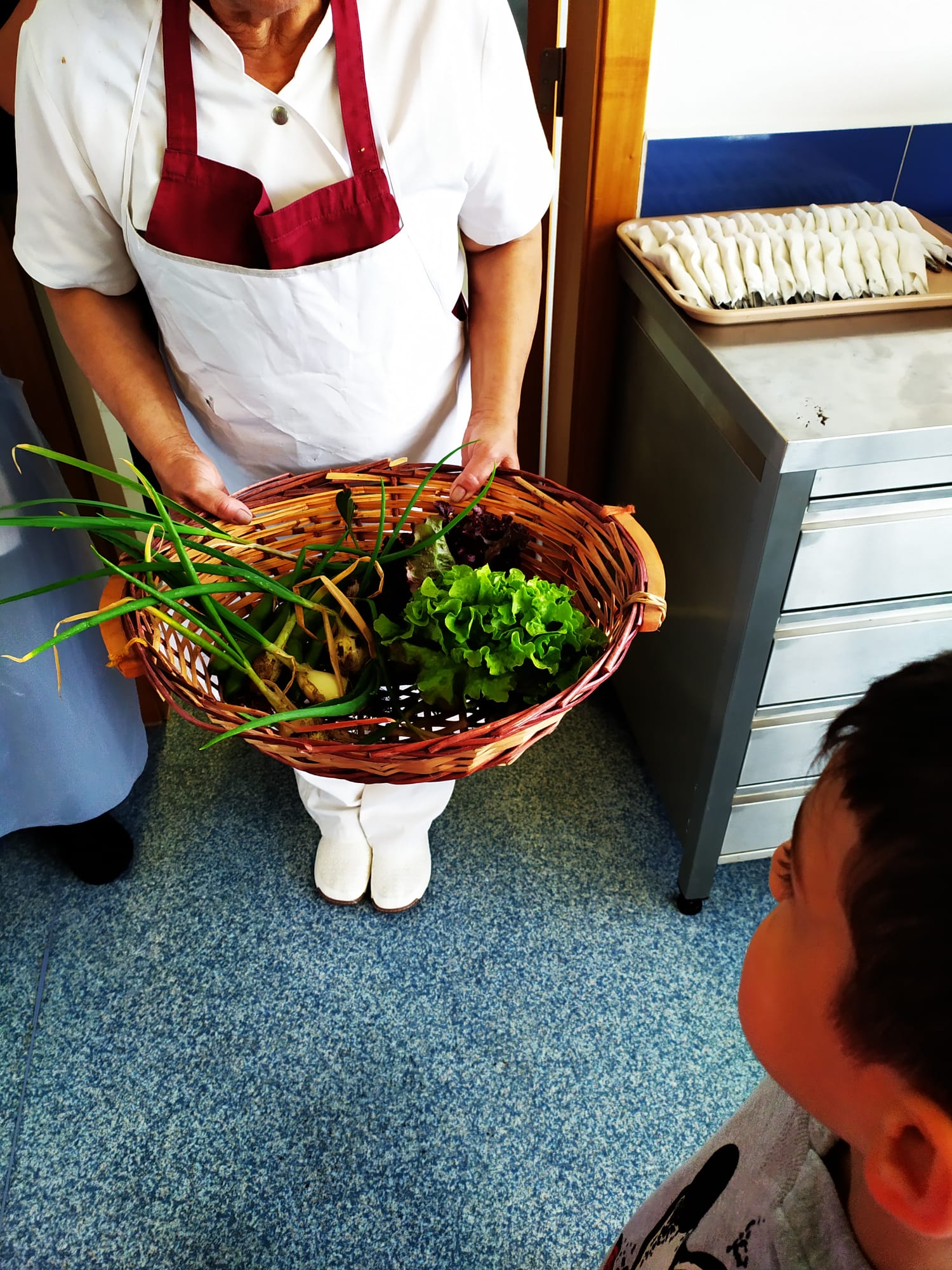 entrega de produtos na cantina escolar.