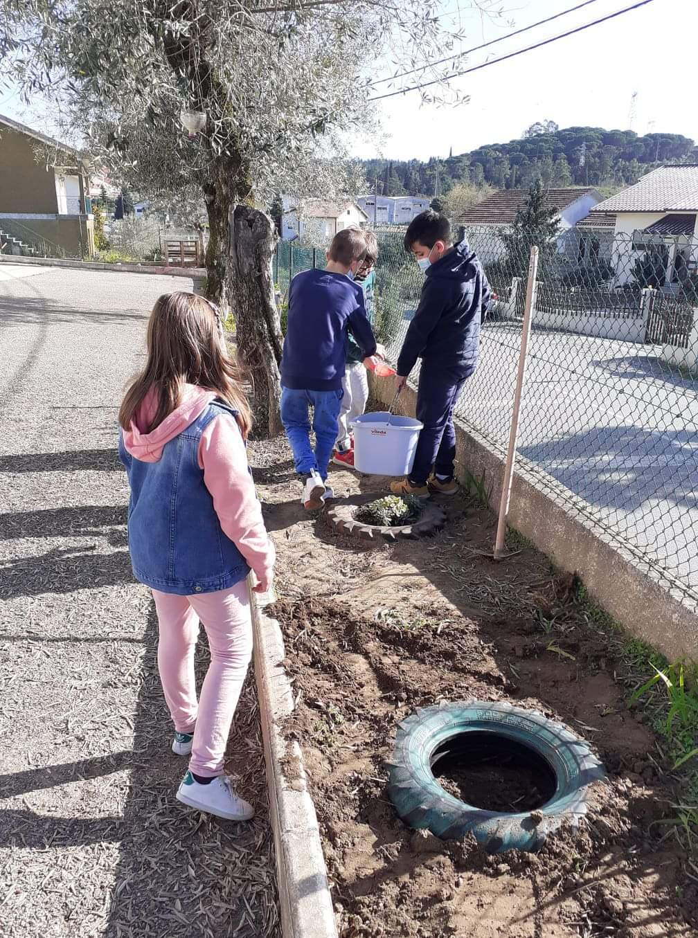 Os alunos a limparem o solo.