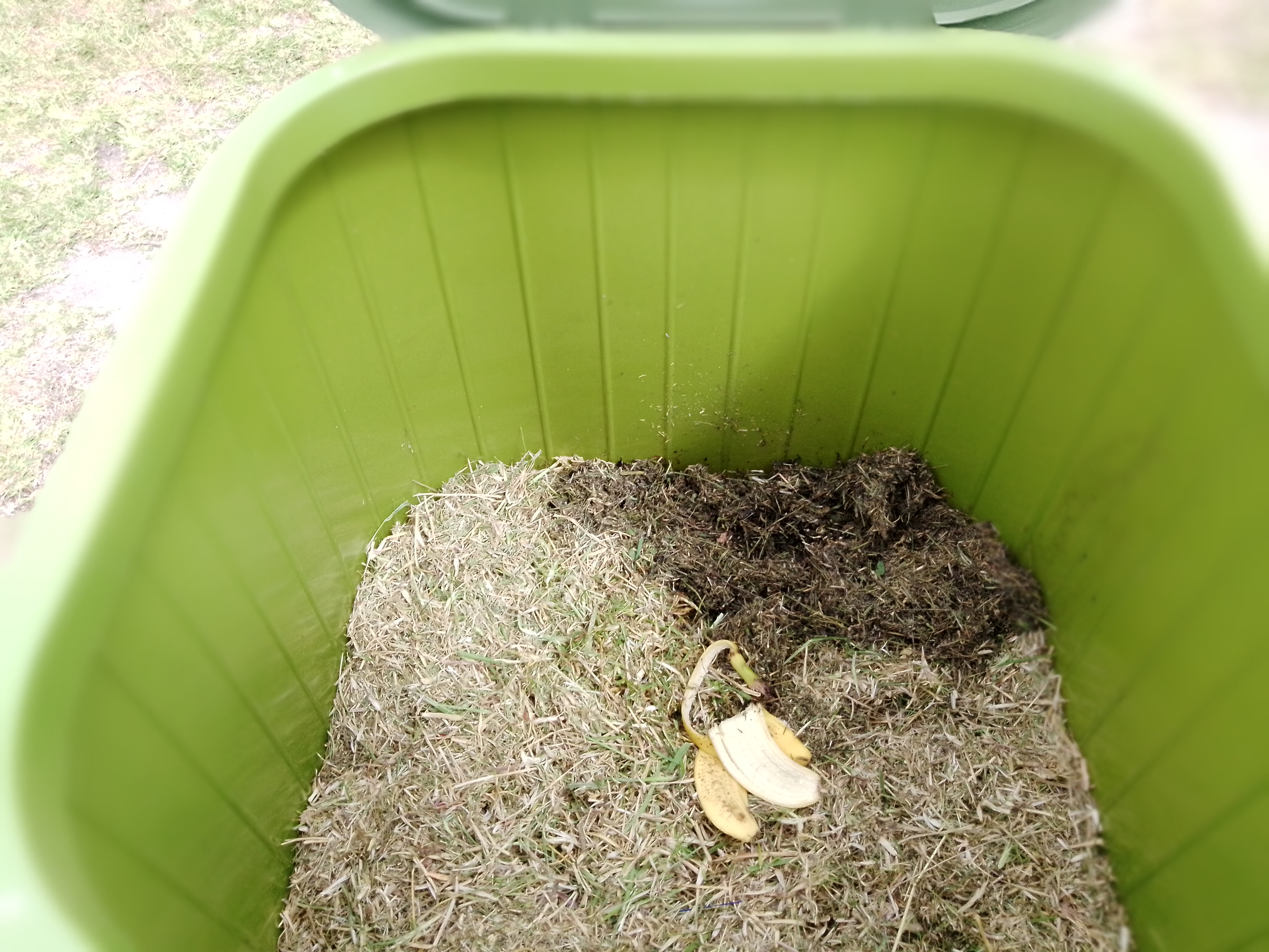 Compostor com resíduos orgânicos que serão utilizados na estufa biológica