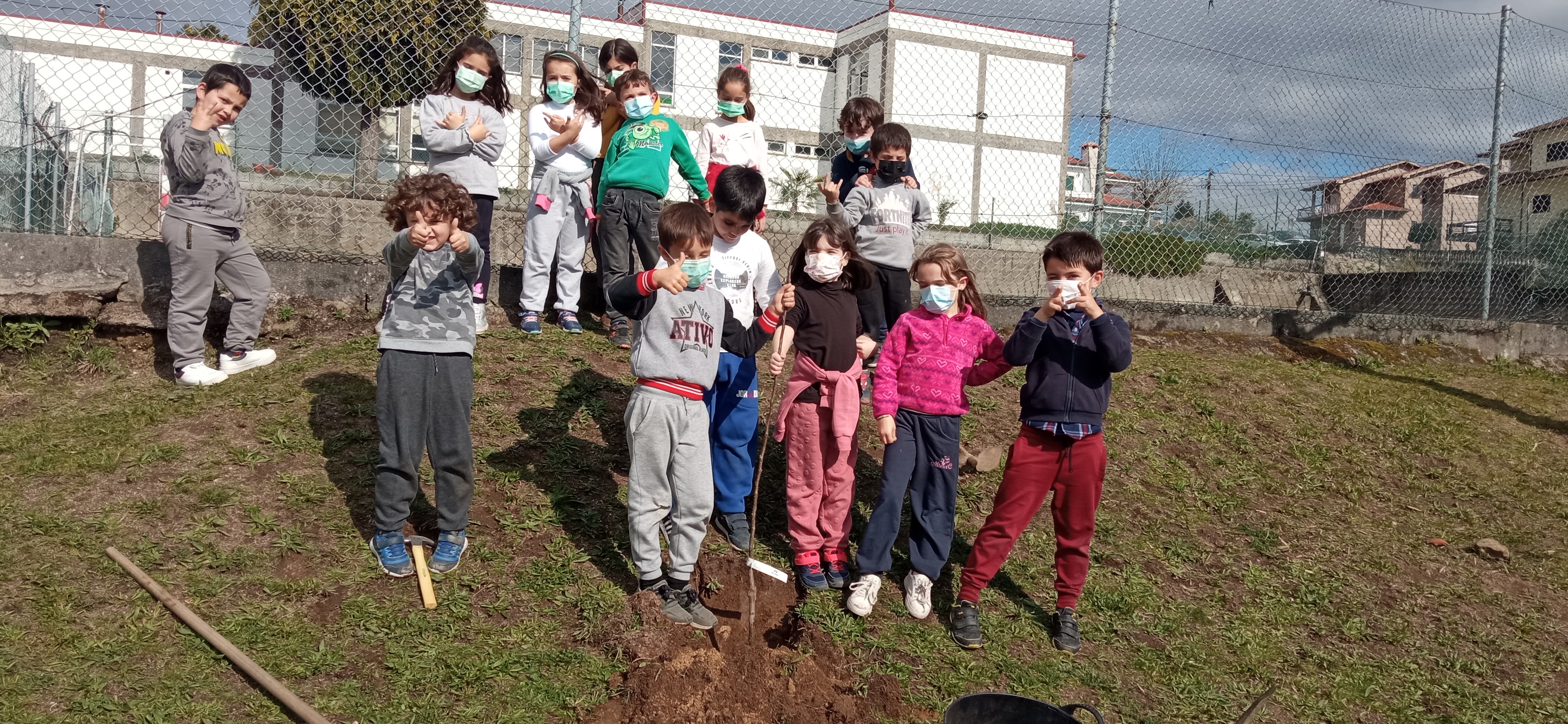 Turma do 1º Ano, depois de plantar a sua árvore de fruto