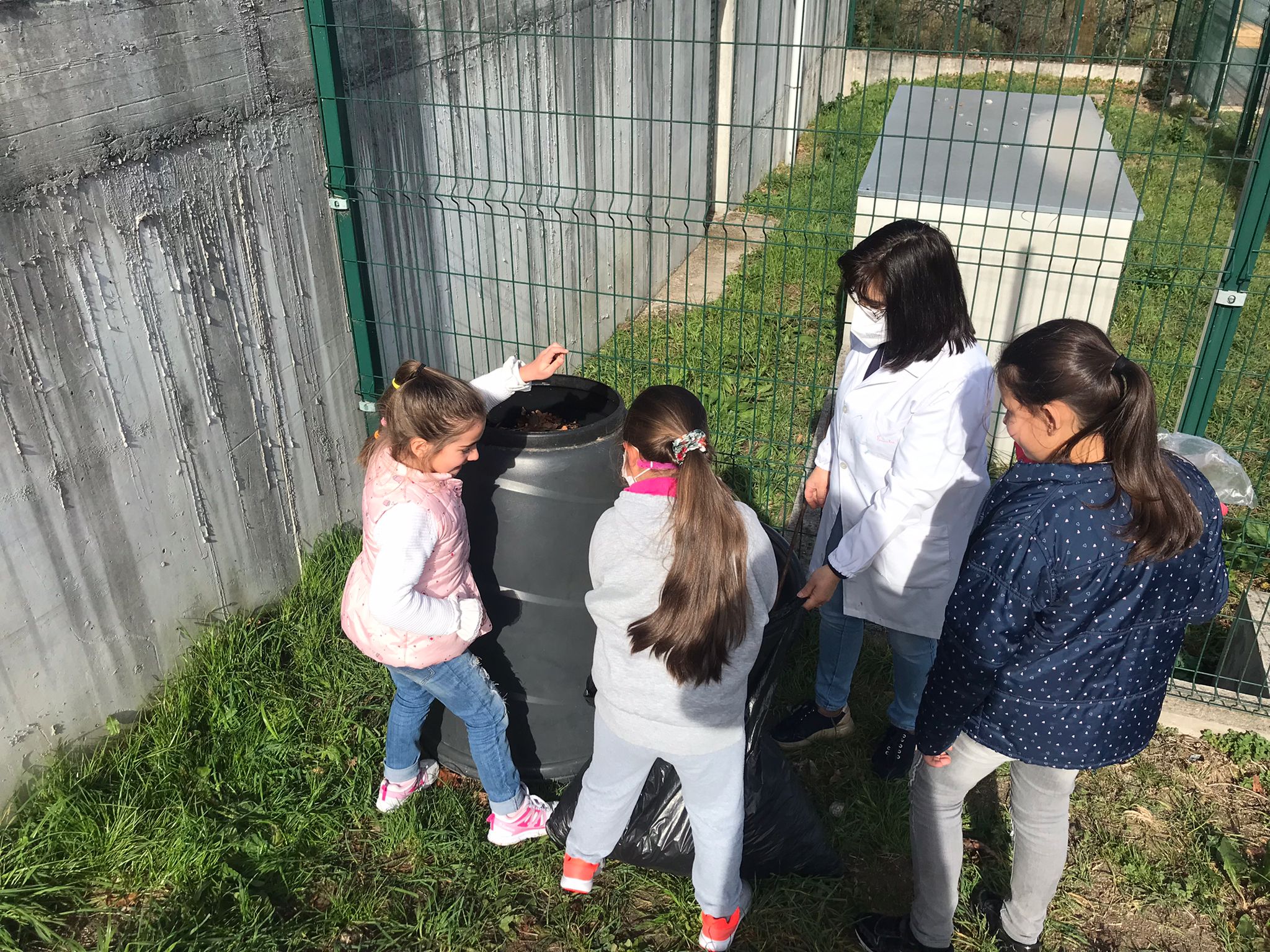 O composto que daqui resulta utilizamos como corretor do solo da nossa horta.