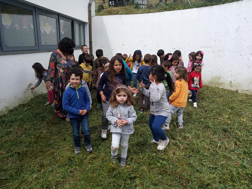 Escolha do local da horta.
As crianças percorreram o espaço exterior da escola procurando o local mais adequado para darem início à sua horta. Escolheram um espaço sem qualquer utilização atrás do Jardim de Infância.