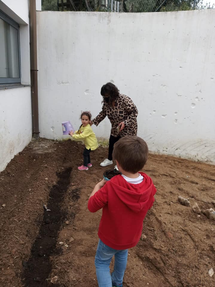 Sementeiras
O passo seguinte foi fazer os talhões, plantar e semear. As crianças colocaram as plantas e as sementes nos talhões abertos com o apoio disponibilizado pelos parceiros. Foi um trabalho de equipa.