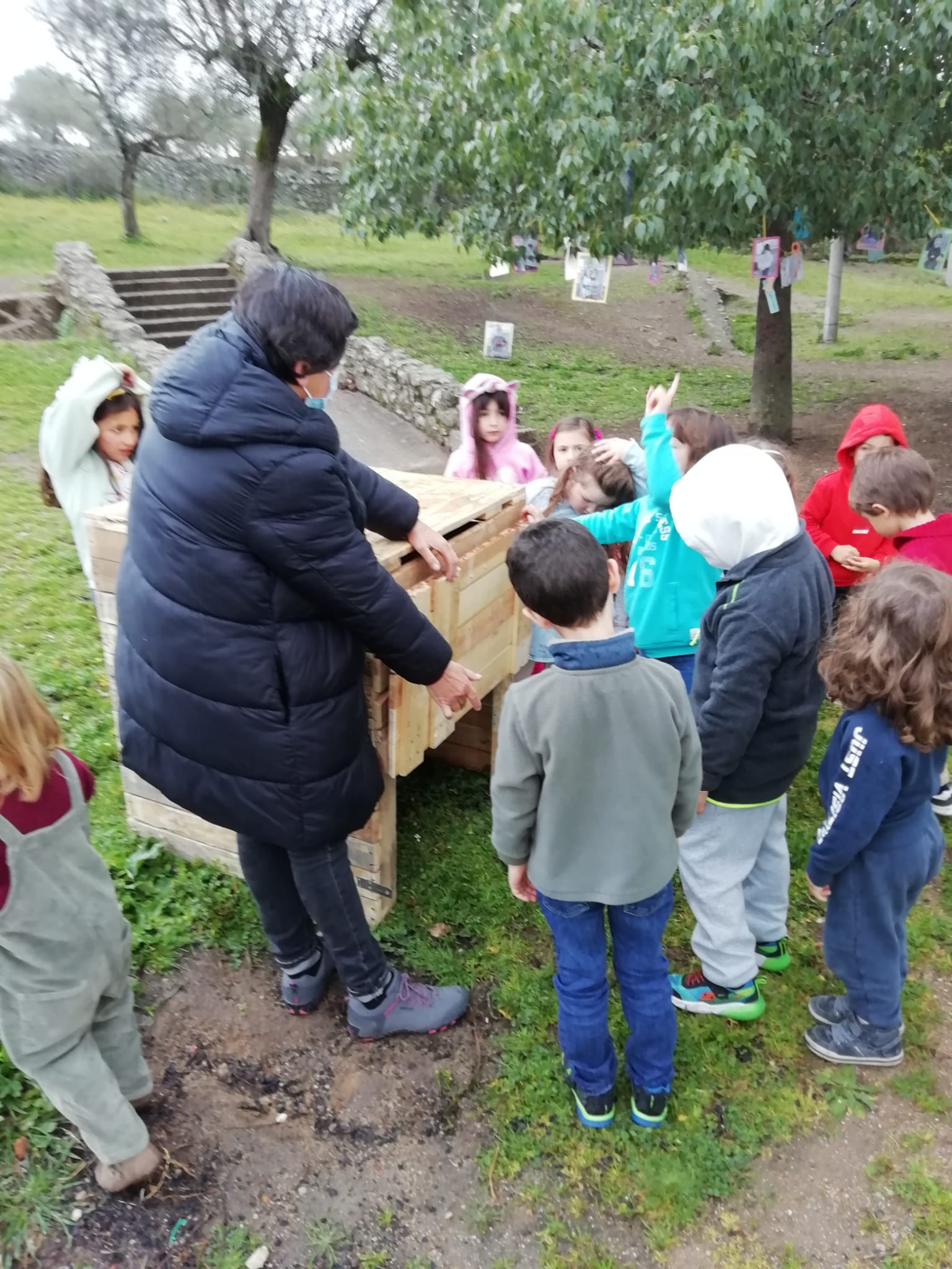 Foi durante o mês de março que recebemos um compostor. Realizado pela família de um aluno da escola (representante da turma de 2º ano no Conselho Eco-Escolas) com paletes de madeira. Foi com muito entusiasmo que todos recebemos esta oferta!
