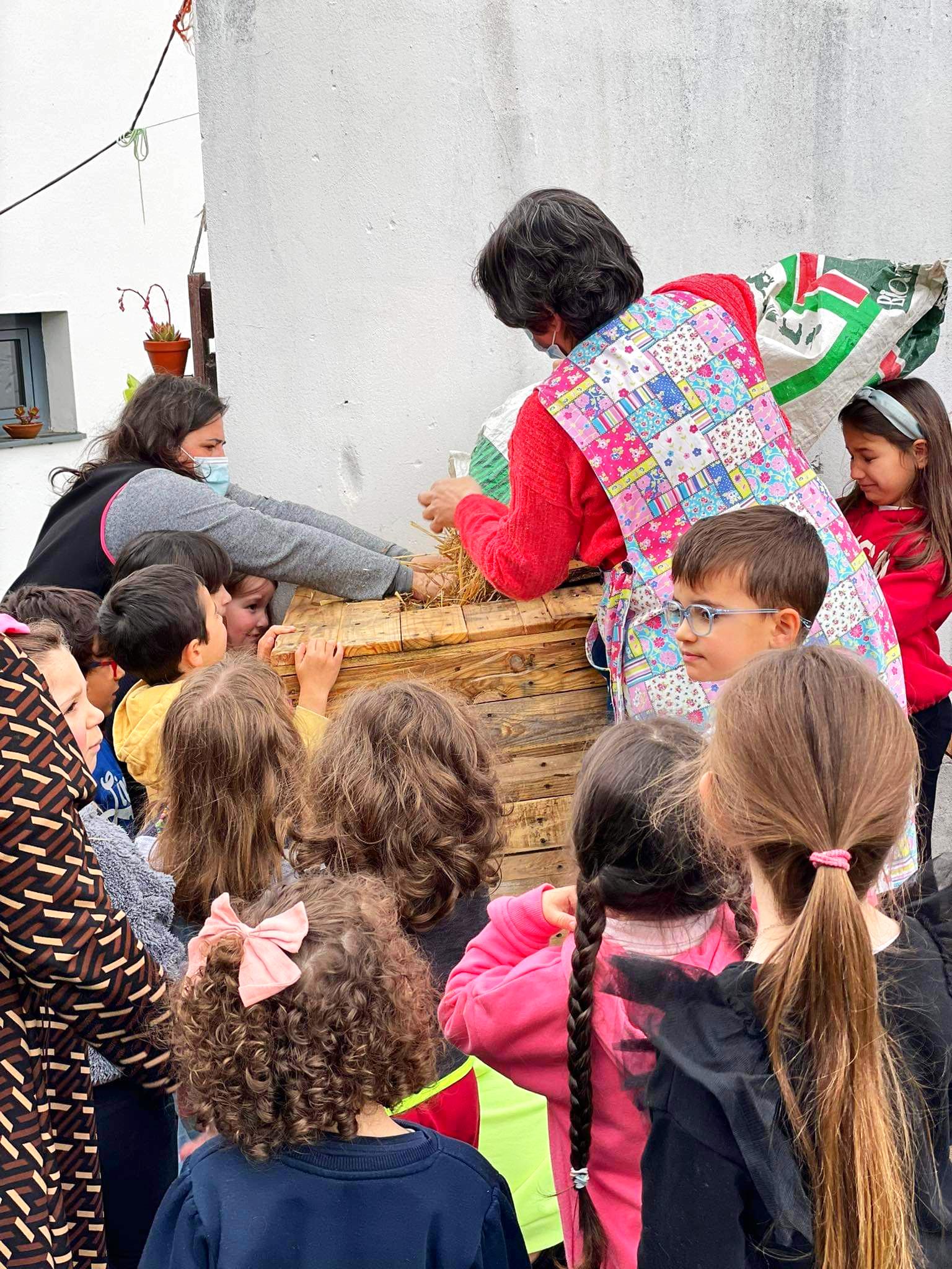 Uns dia depois deu-se início à compostagem. Colocou-se palha no fundo do compostor e depois as crianças da educação pré-escolar foram deitando as cascas das frutas que comeram ao intervalo. Foram momentos muito enriquecedores!