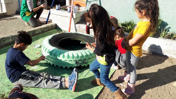 Pintando os "canteiros" com a cor das plantas - verde a esperança.