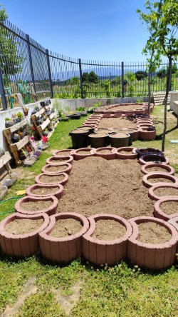 Já fizemos os canteiros e colocámos terra para aumentar o espaço de cultivo da nossa horta