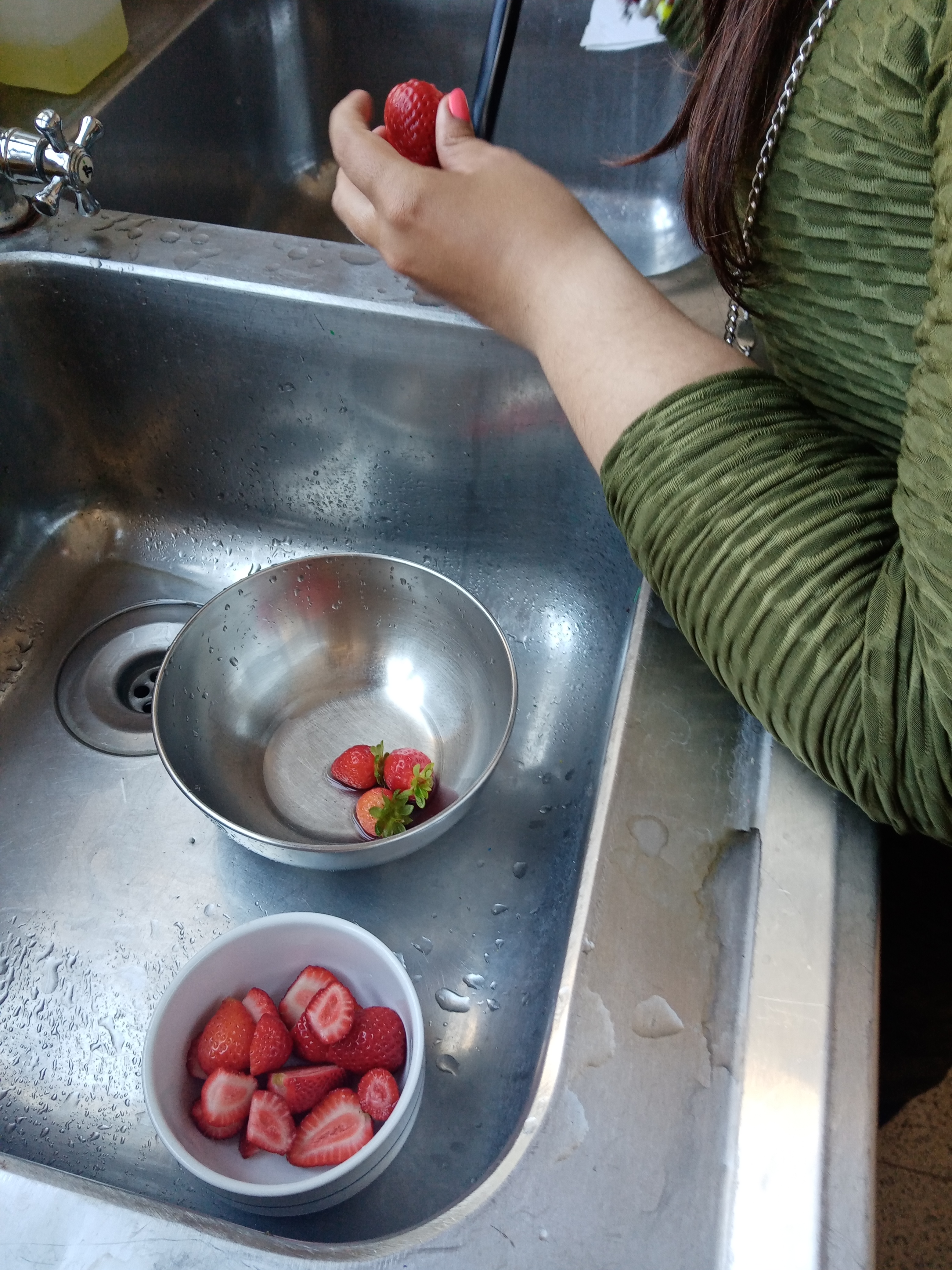 Confeção da salada de frutas com os morangos da horta