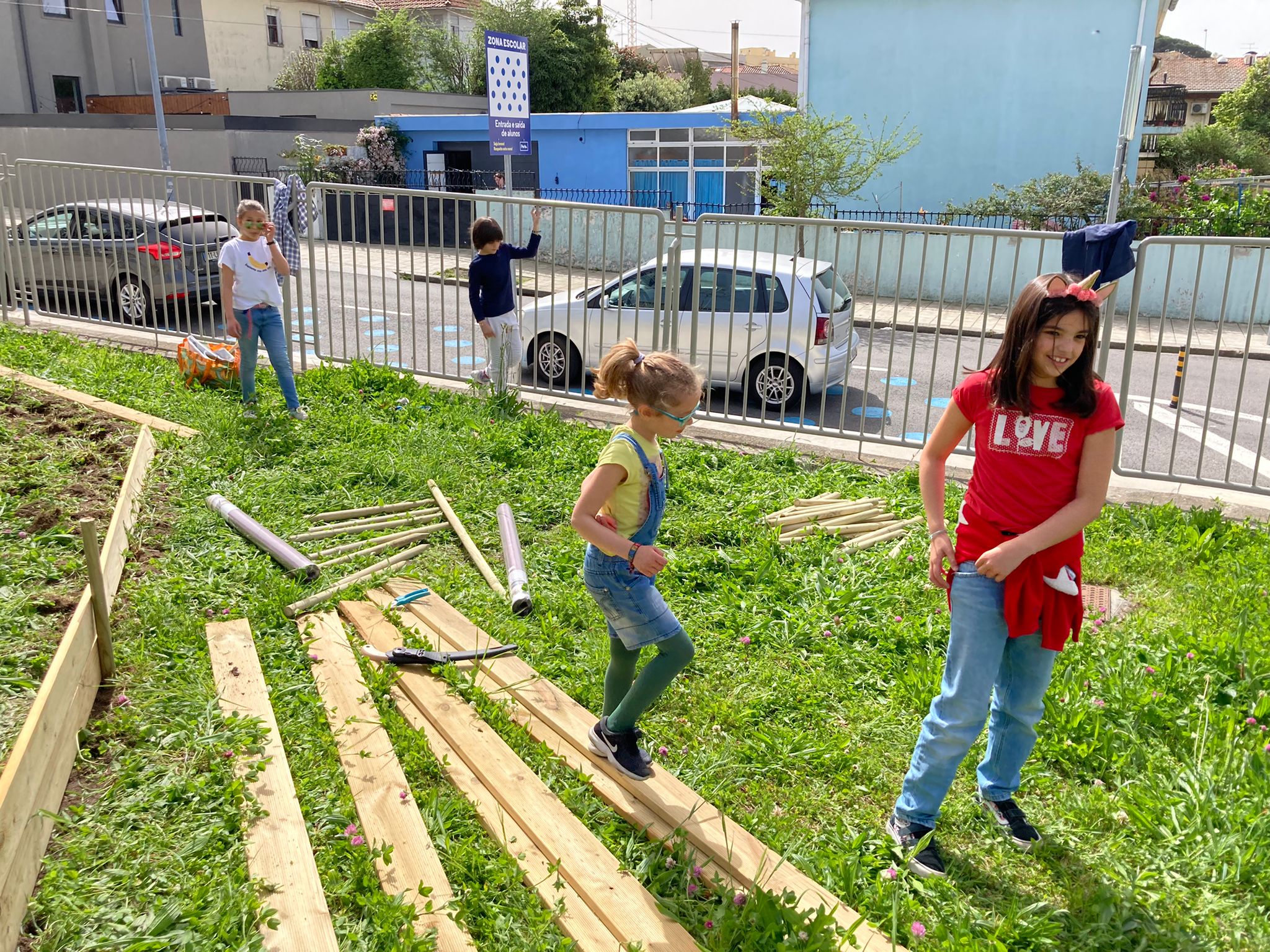 As crianças estiveram a reconhecer o local e a verificar onde se poderão construir os canteiros para as turmas.