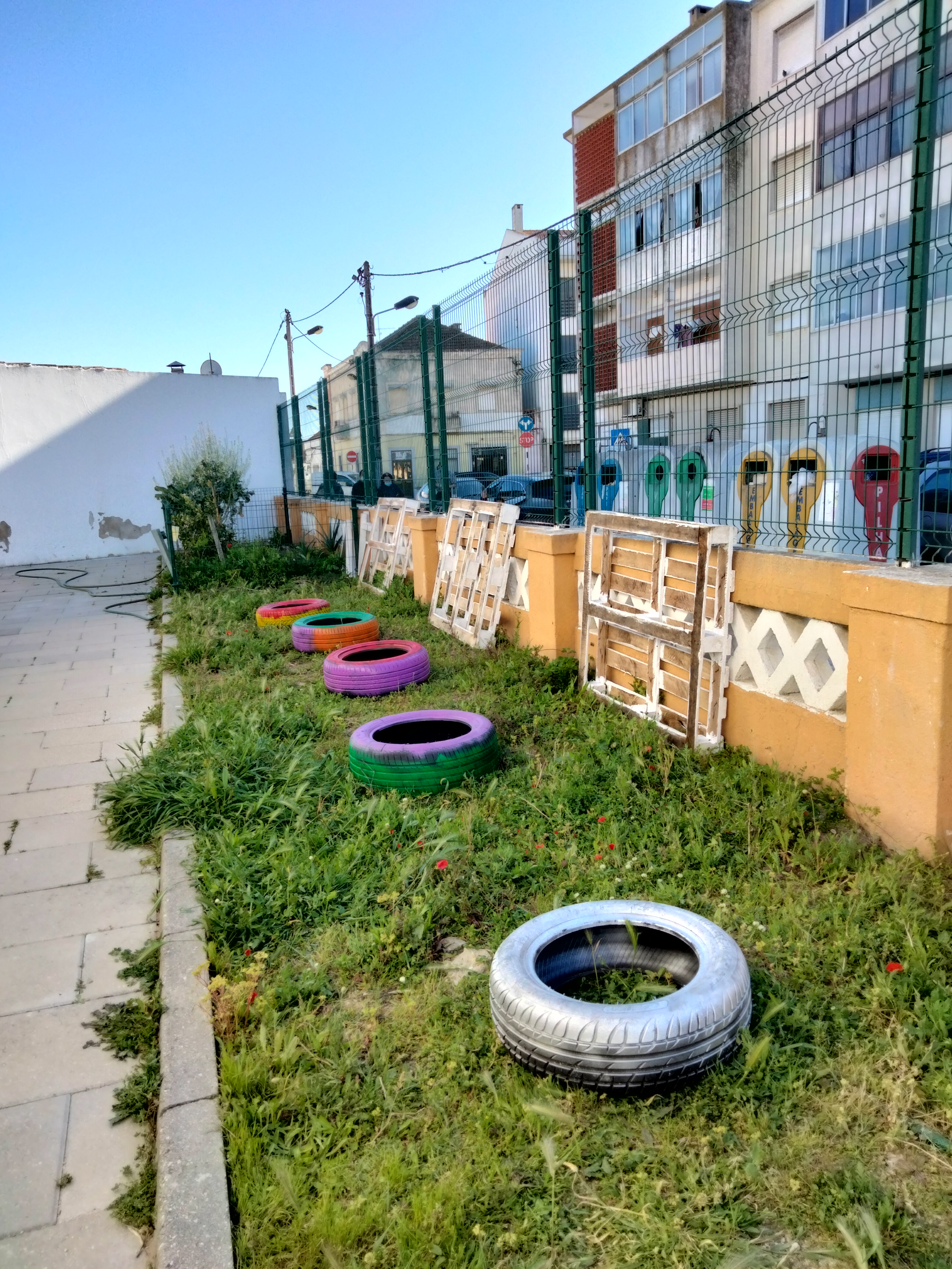 Vista geral do material reutilizado para a horta, a ser utilizado na próxima fase: plantio e sementeira.