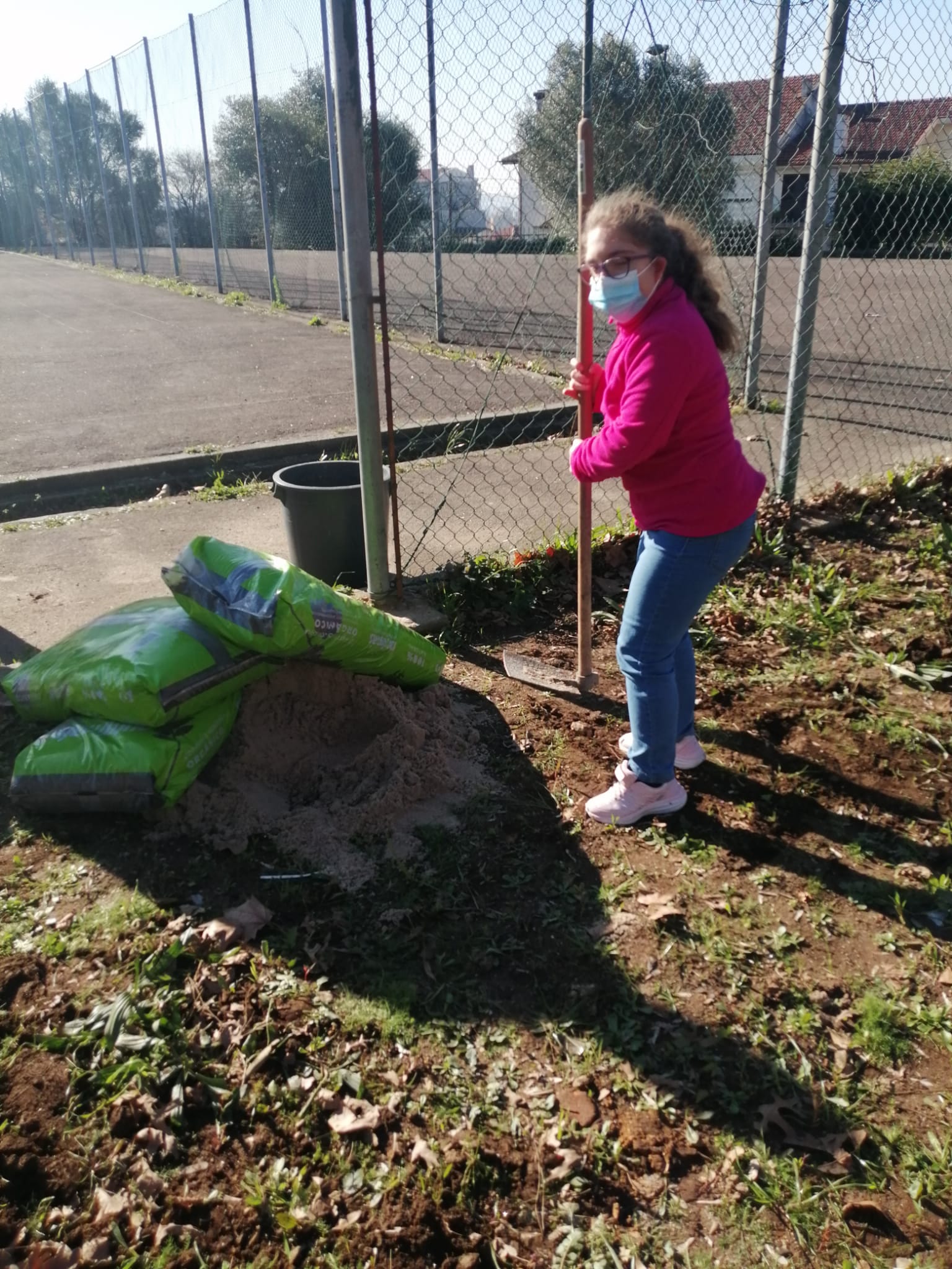 A nossa pequena agricultora perto do fertilizante