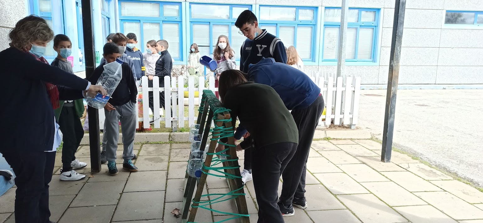 Construção do prisma triangular para a sementeira das alfaces e cebolinho nos frascos reciclados