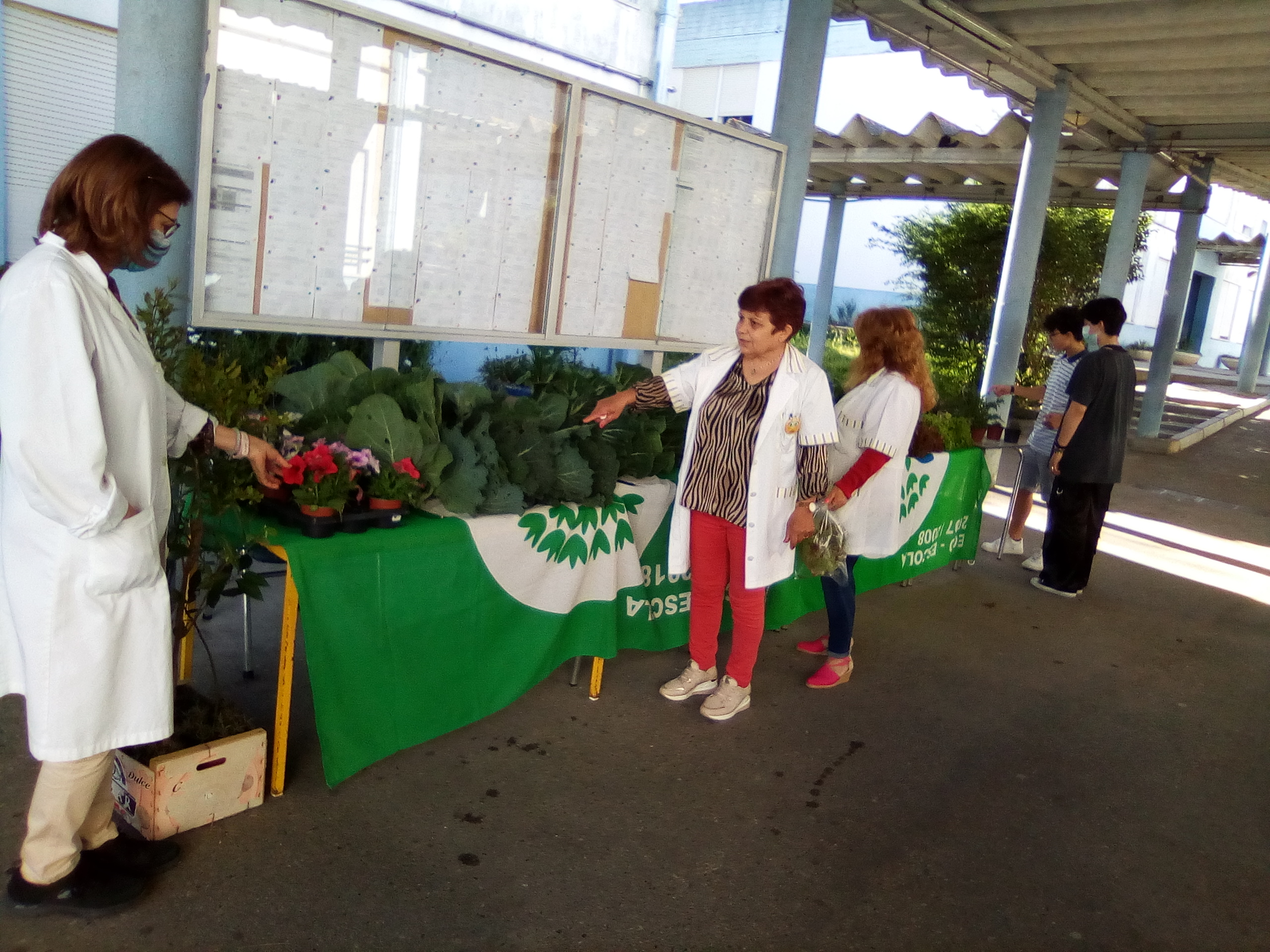 No dia 5 de maio ocorreu uma pequena feira biológica no átrio da escola para venda dos produtos produzidos na bio-horta.