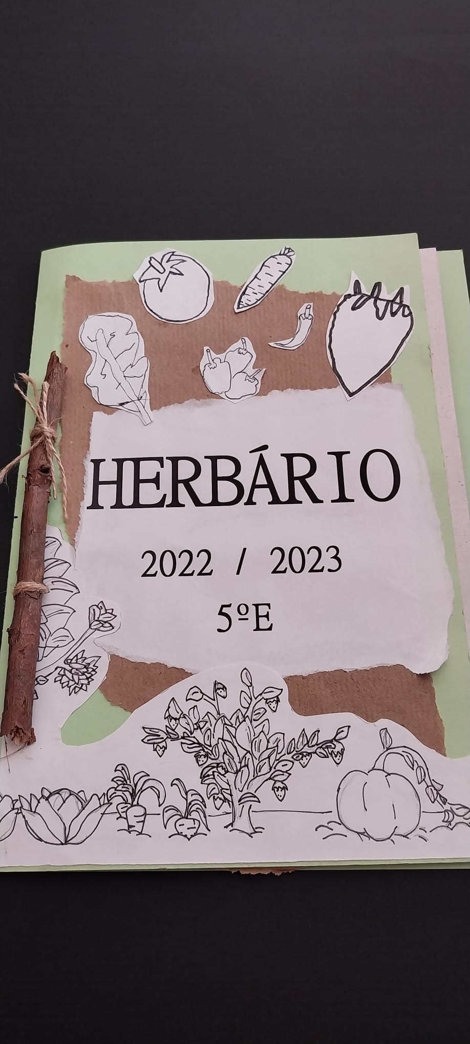 A capa do  herbário foi desenhada pelos alunos da turma, depois da atividade na horta.