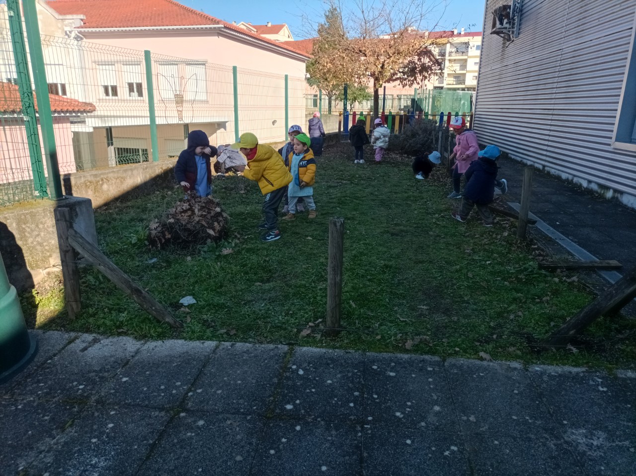 Apresentação do espaço da horta às crianças. Limpeza do espaço/recolha das folhas para compostagem. Brincadeira ao ar livre, de modo a conhecer e interagir com o espaço envolvente.