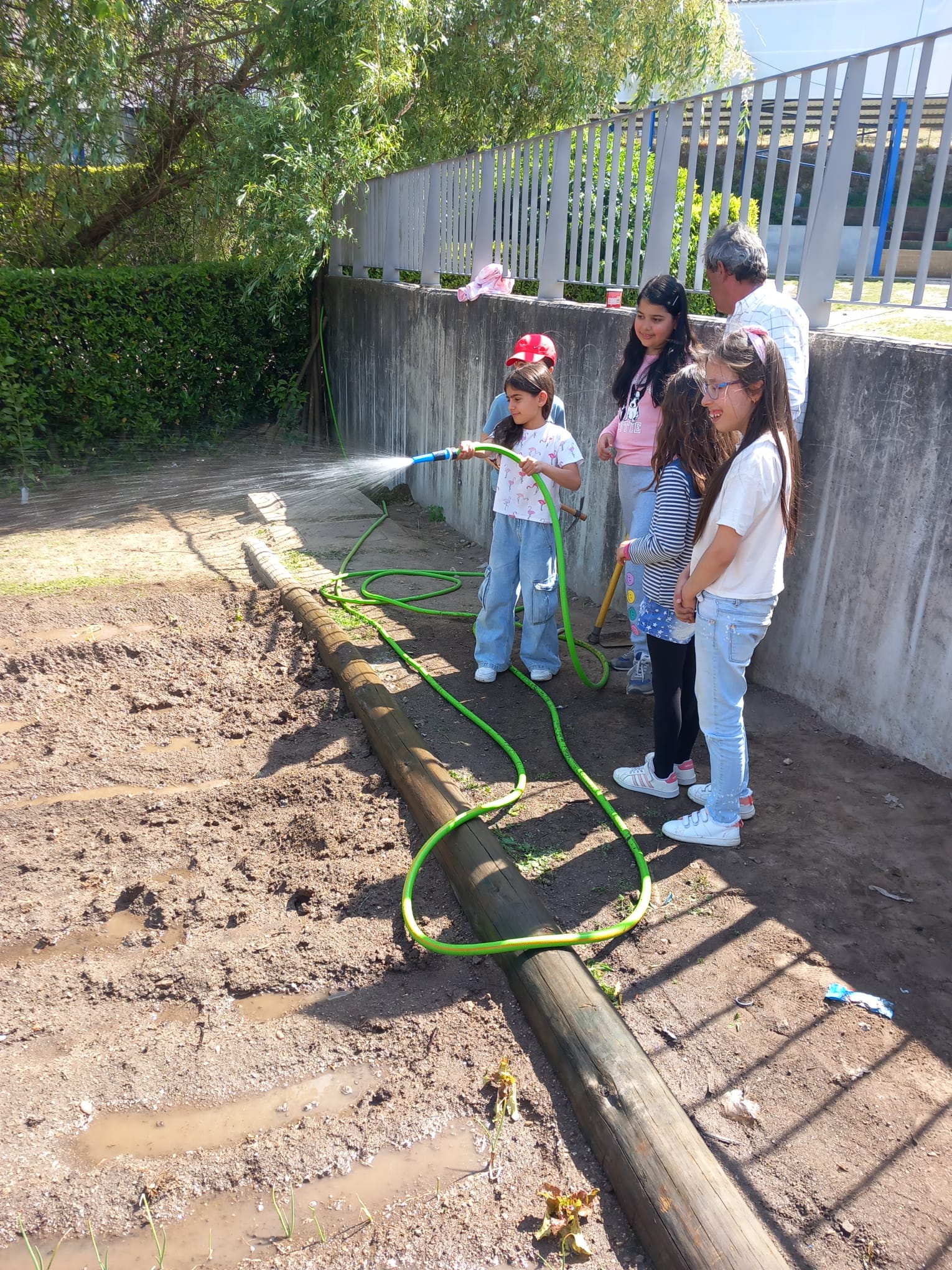 Os alunos regando as "curiosidades" que naquele espaço semearam