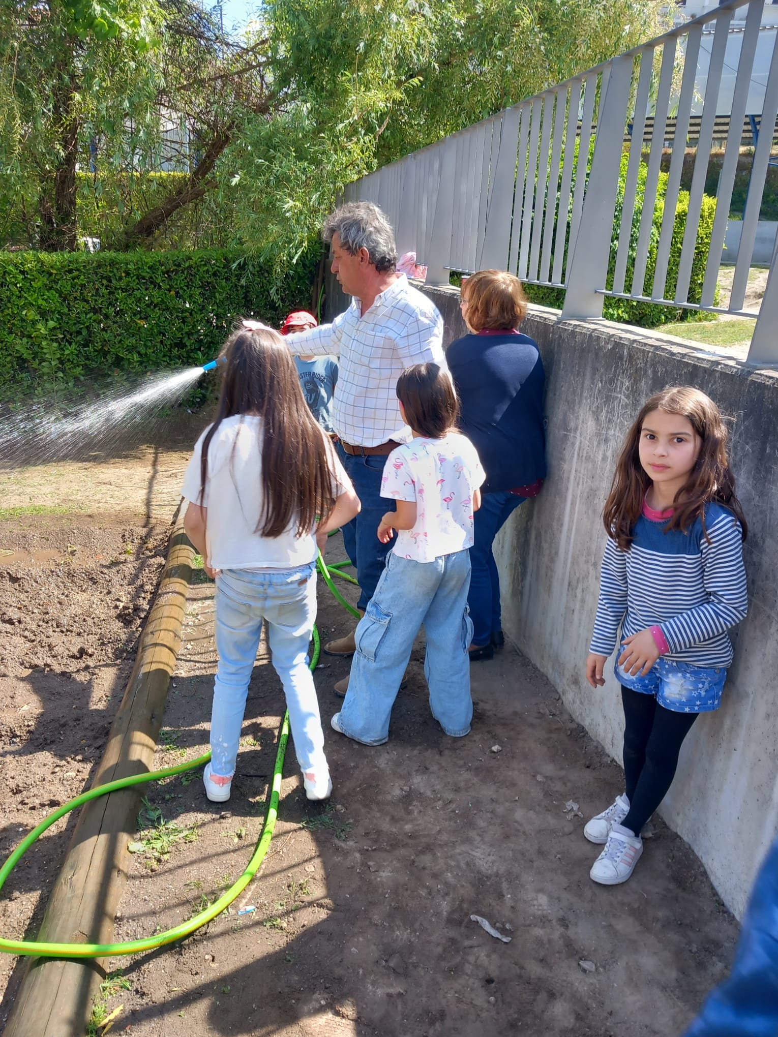 Os alunos a regar as suas plantações.