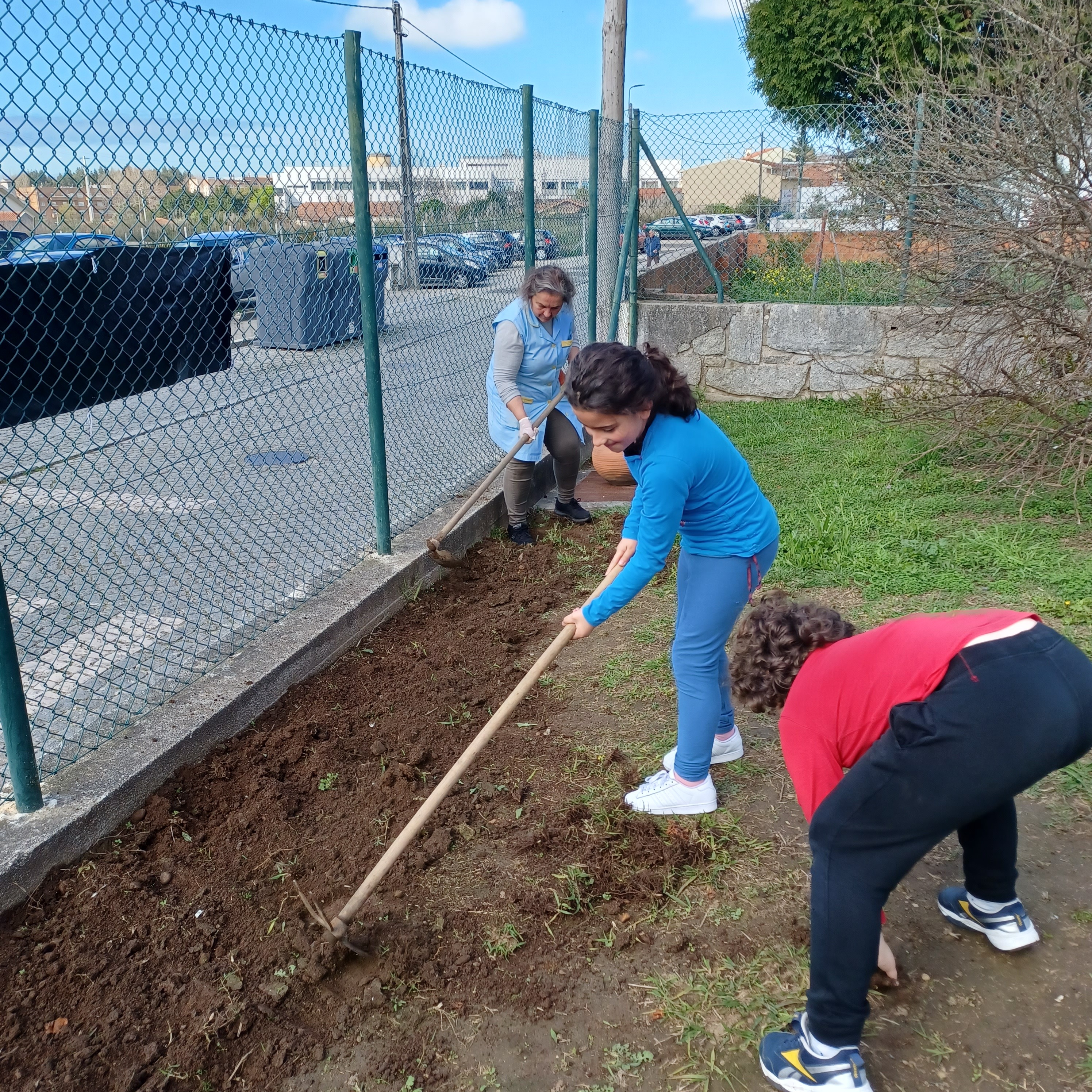 Cavar a terra.
Os alunos do 1º ciclo, cavaram uma faixa de terra e retiraram as ervas daninhas, ao longo de uma das partes do jardim, junto ao muro exterior da escola, para semear girassóis. Comemorando assim o 1º Dia de Primavera e o Dia da Árvore.