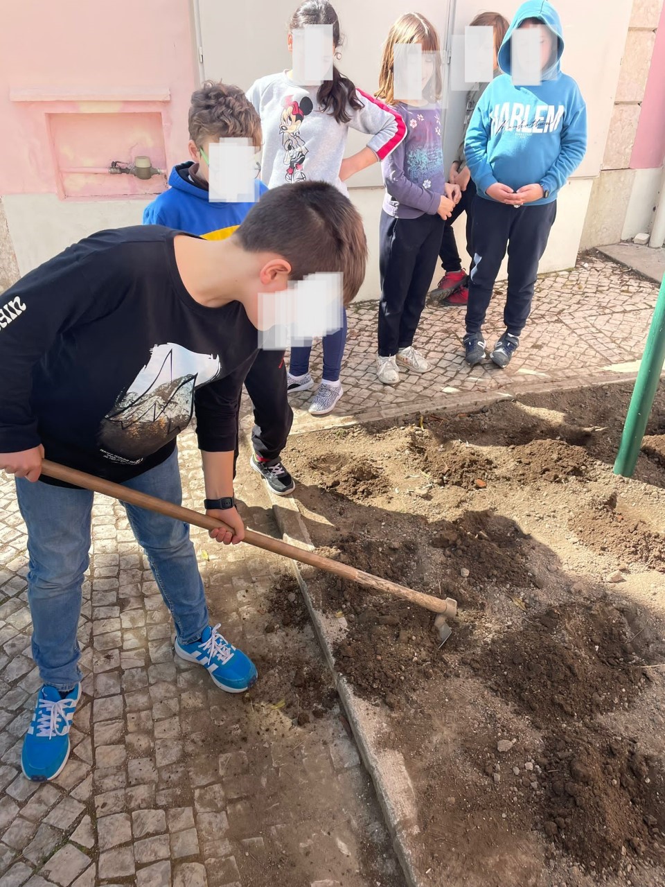 As Crianças cavaram a terra e em simultâneo, misturaram mais terra.