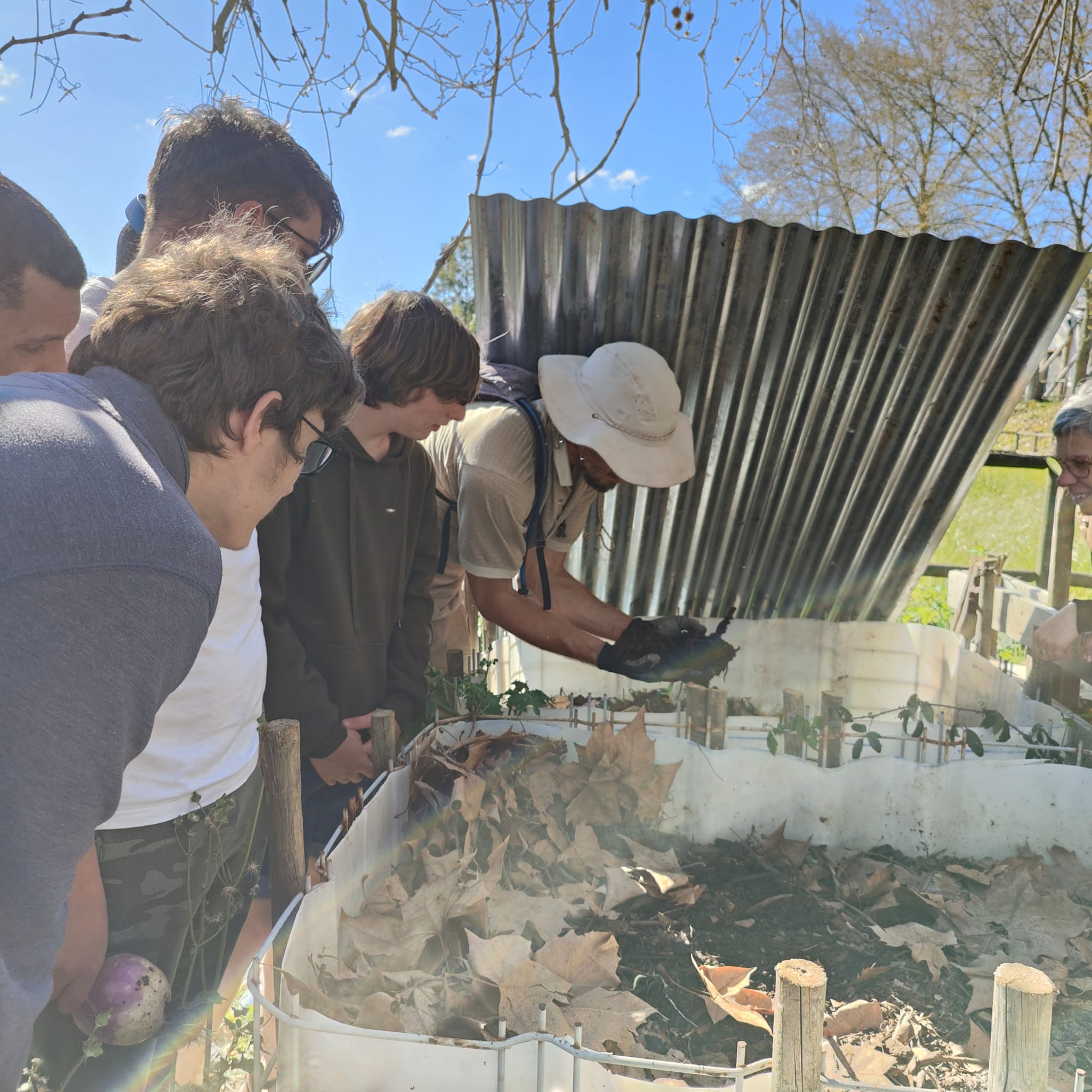 Contacto com compostor , no decorrer da visita de estudo ao projeto Hortas da Raínha, visando o contacto com exemplo de Horta Regenerativa e Biodinâmica.