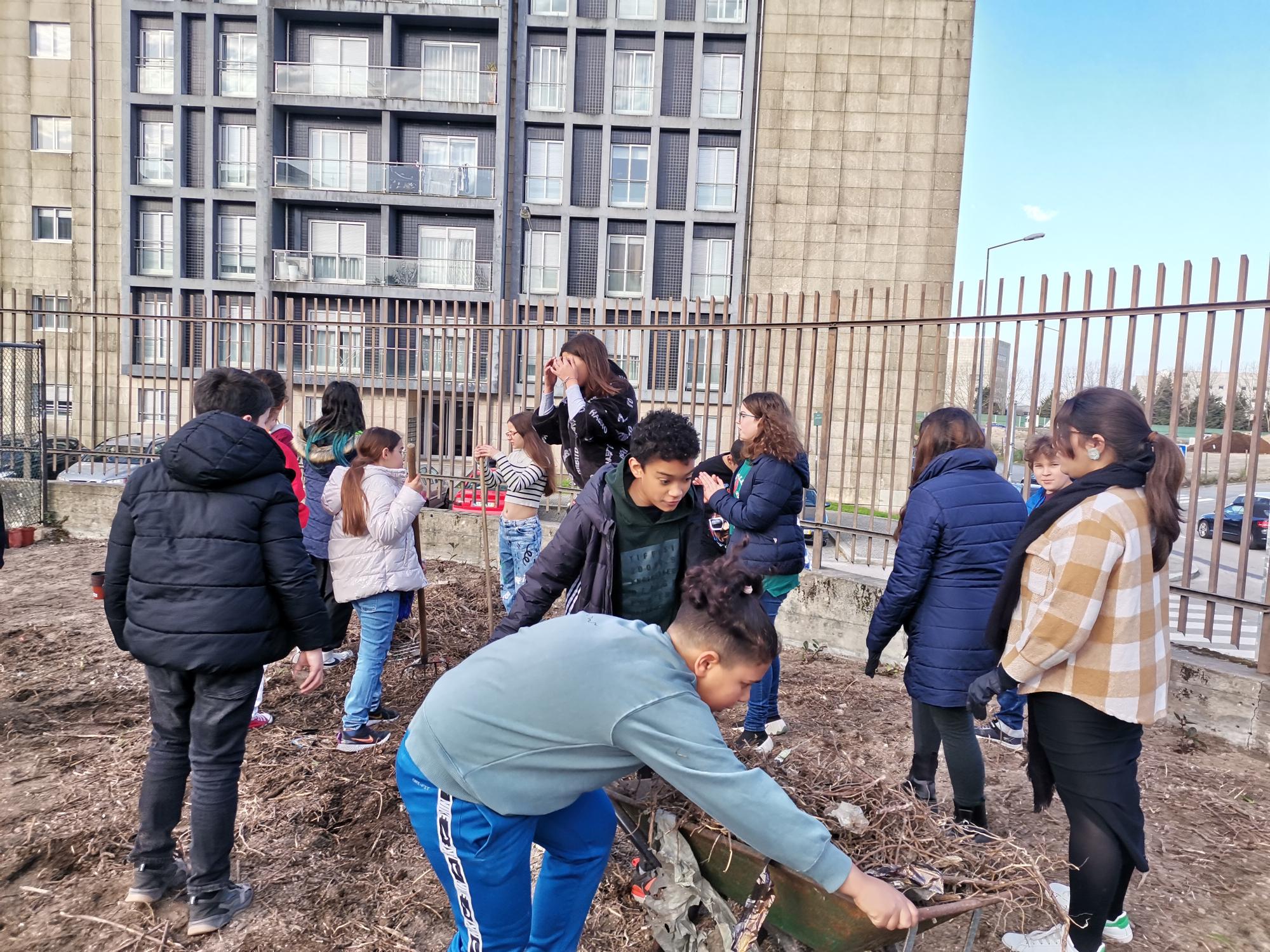 Os alunos a ajudar na limpeza do terreno.