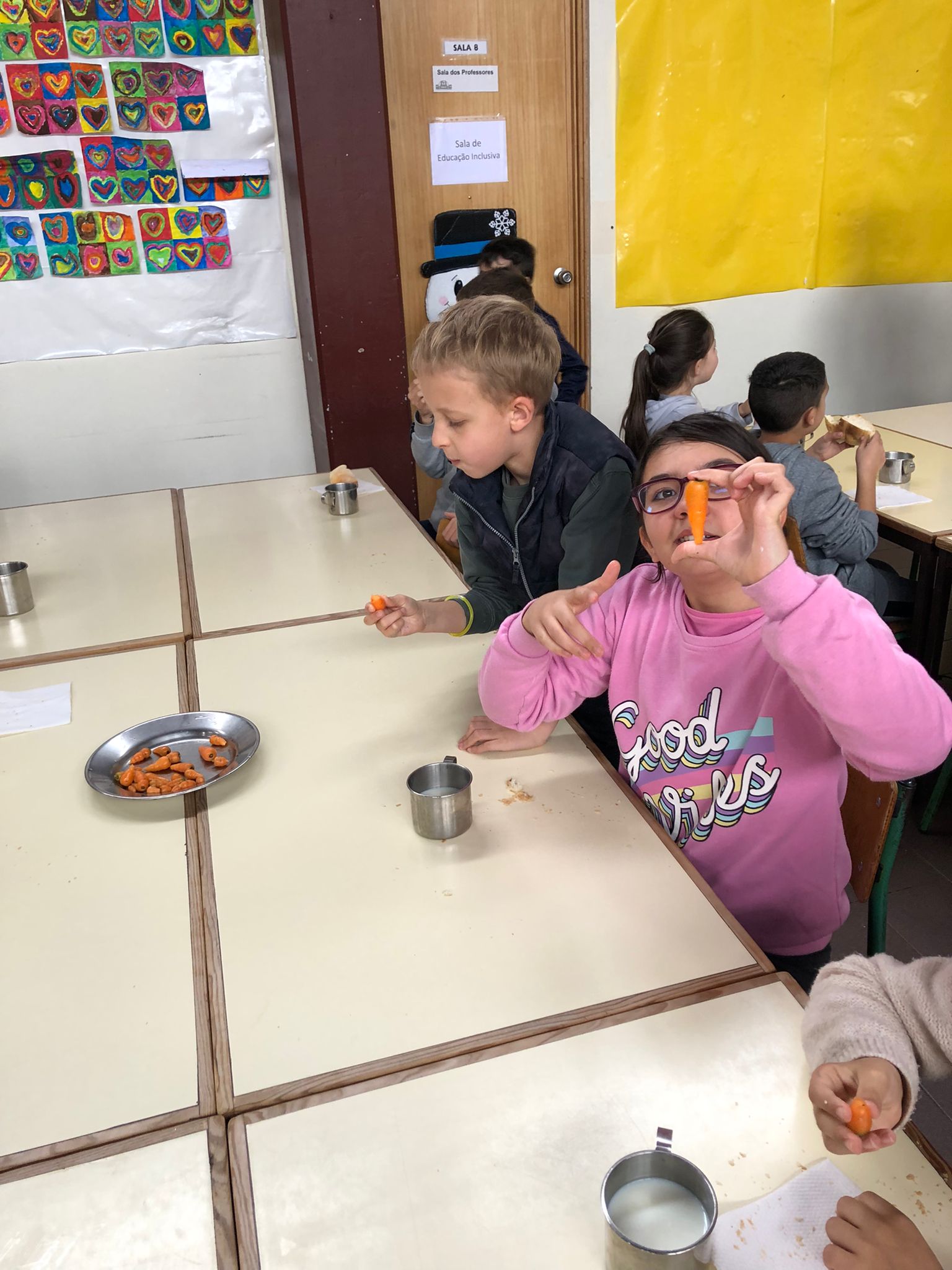 Os alunos colheram cenouras da horta, e as cenouras mais pequenas foram servidas no lanche dos alunos.