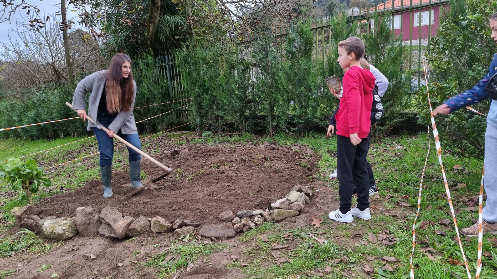 Preparação do terreno e delinear o terreno com pedras.