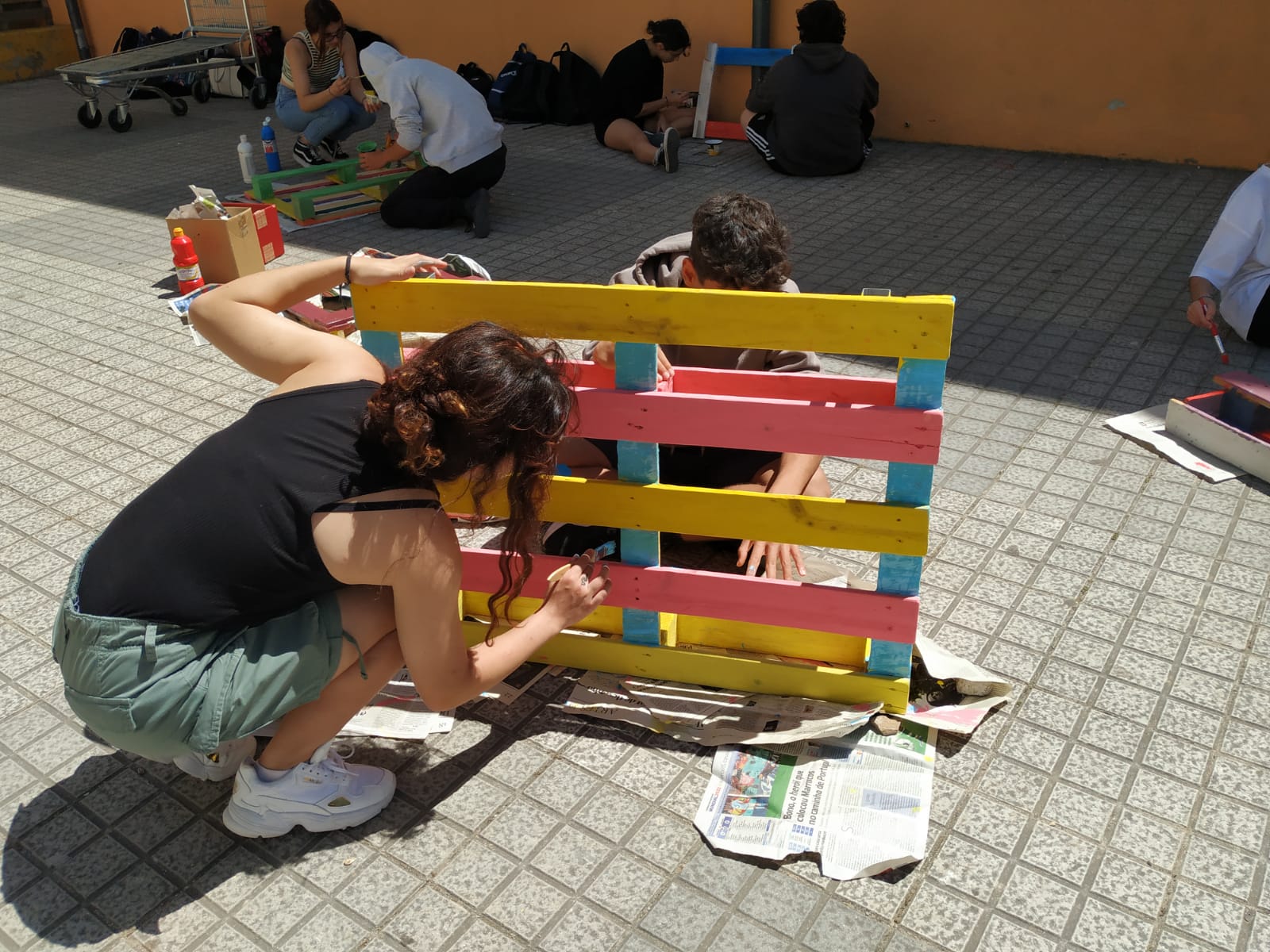 Continuação dos trabalhos em torno da pintura do banco de lazer.