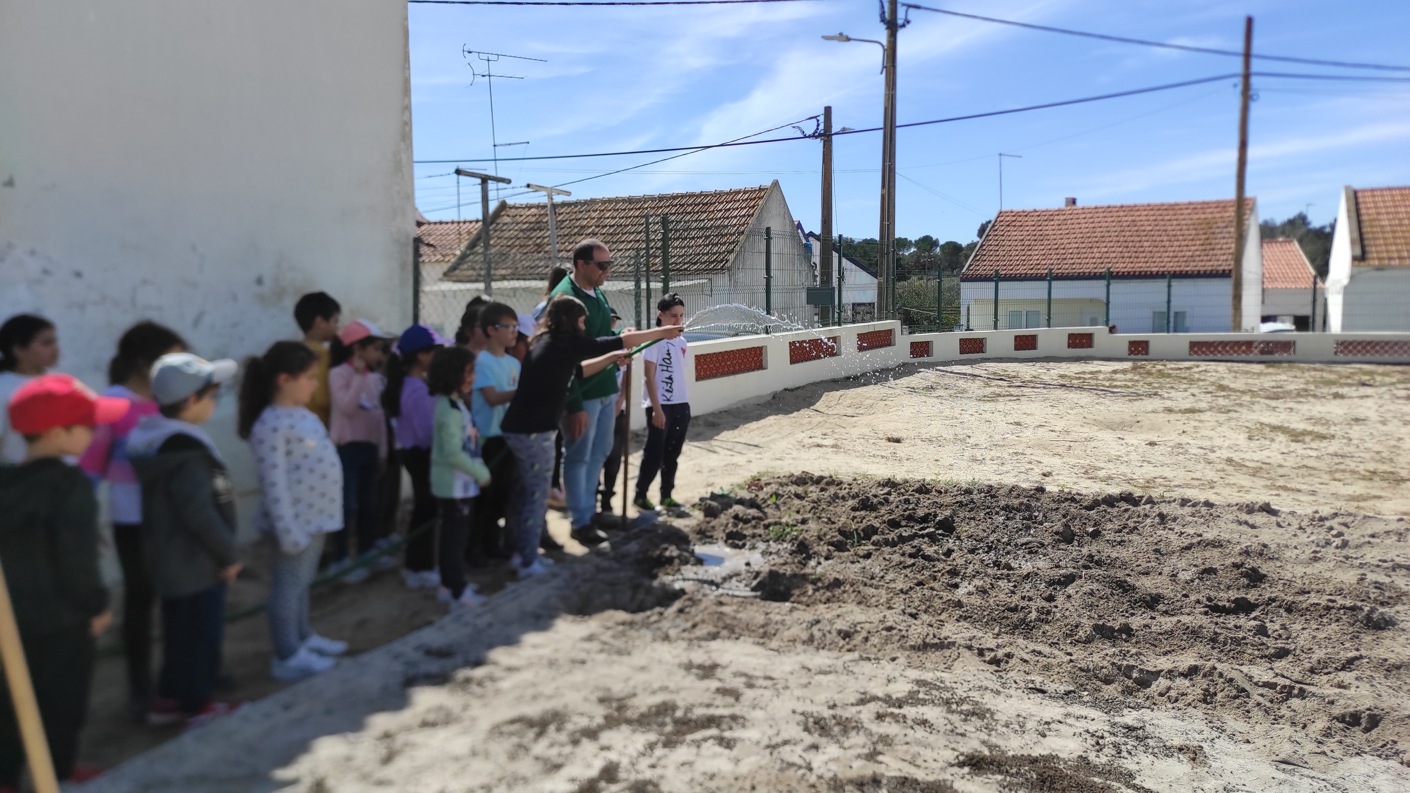 Remexer a terra e colocação de composto